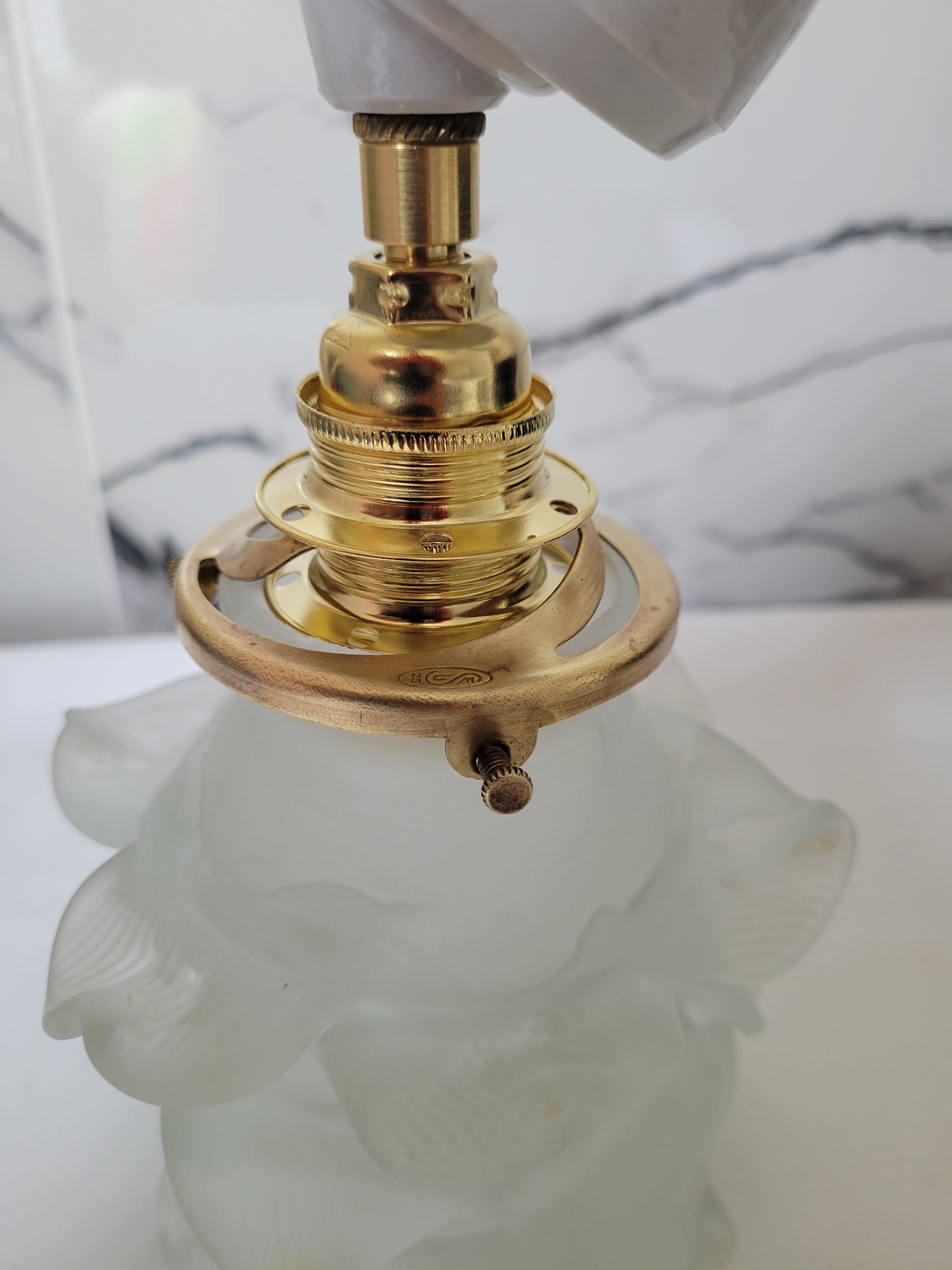 Glass and porcelain flower wall lamp