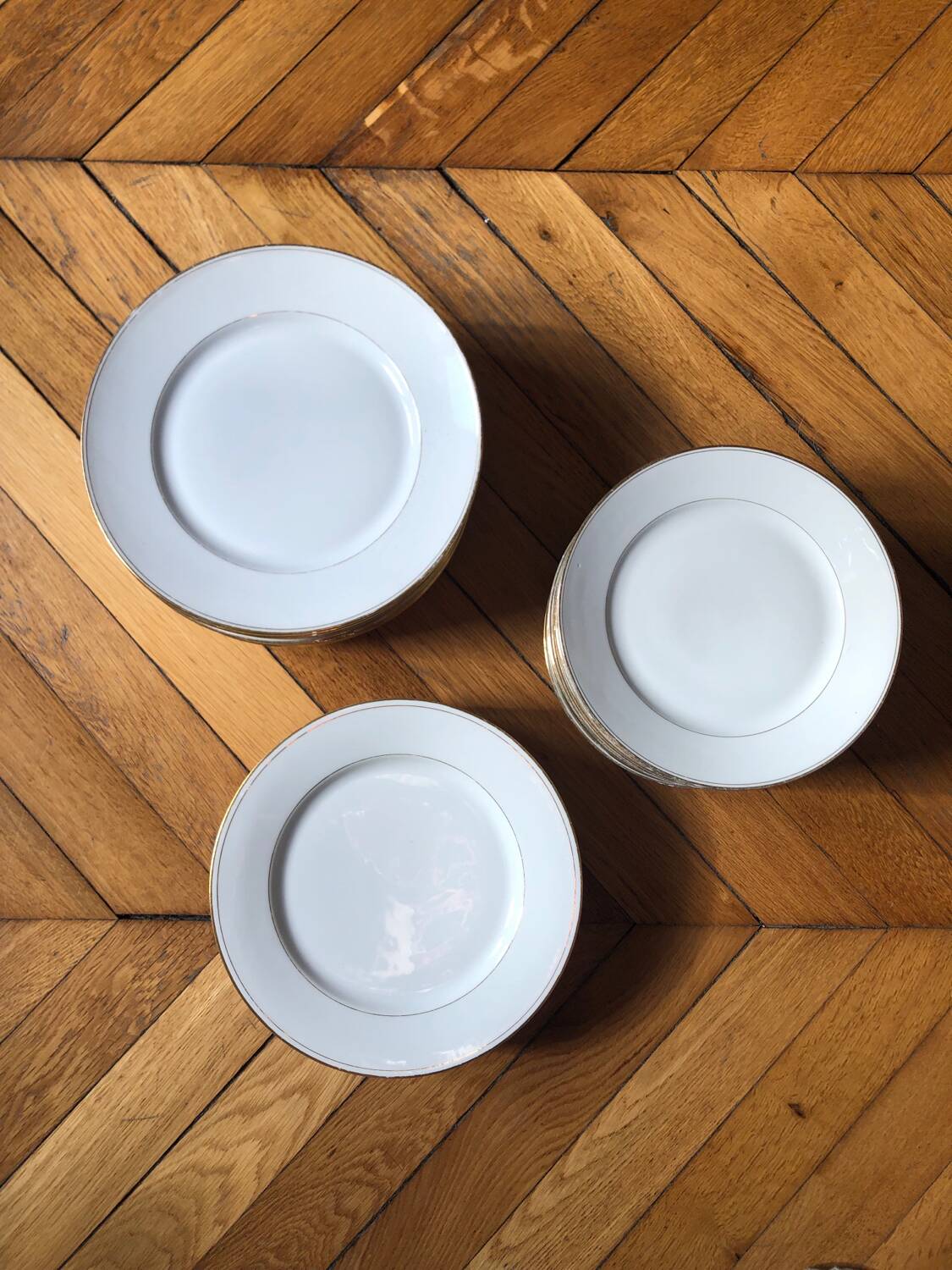 Lot of 28 porcelain plates with golden edging