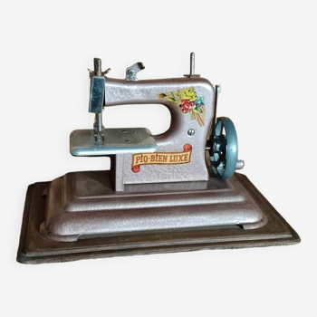 Vintage toy sewing machine Piq-Bien Luxe