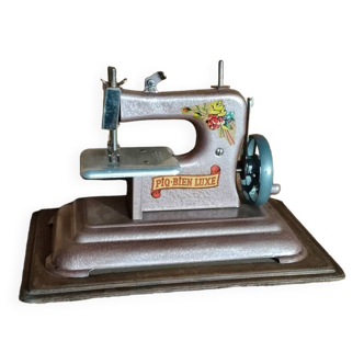 Vintage toy sewing machine Piq-Bien Luxe