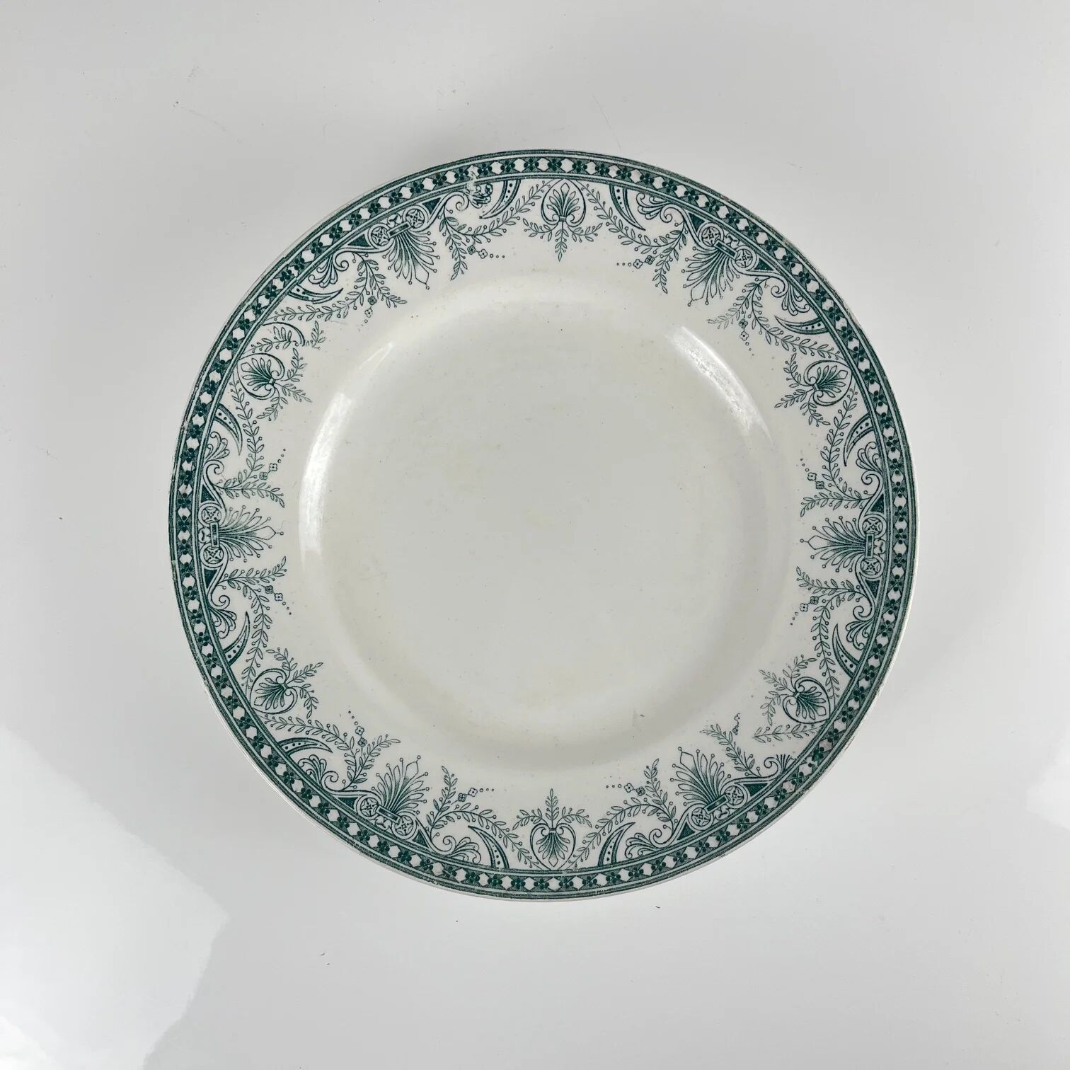 Assiette de présentation sur piedouche, terre de fer, modèle "Wilbur", Moulins des loups, fin XIXe s.- début XXe s.