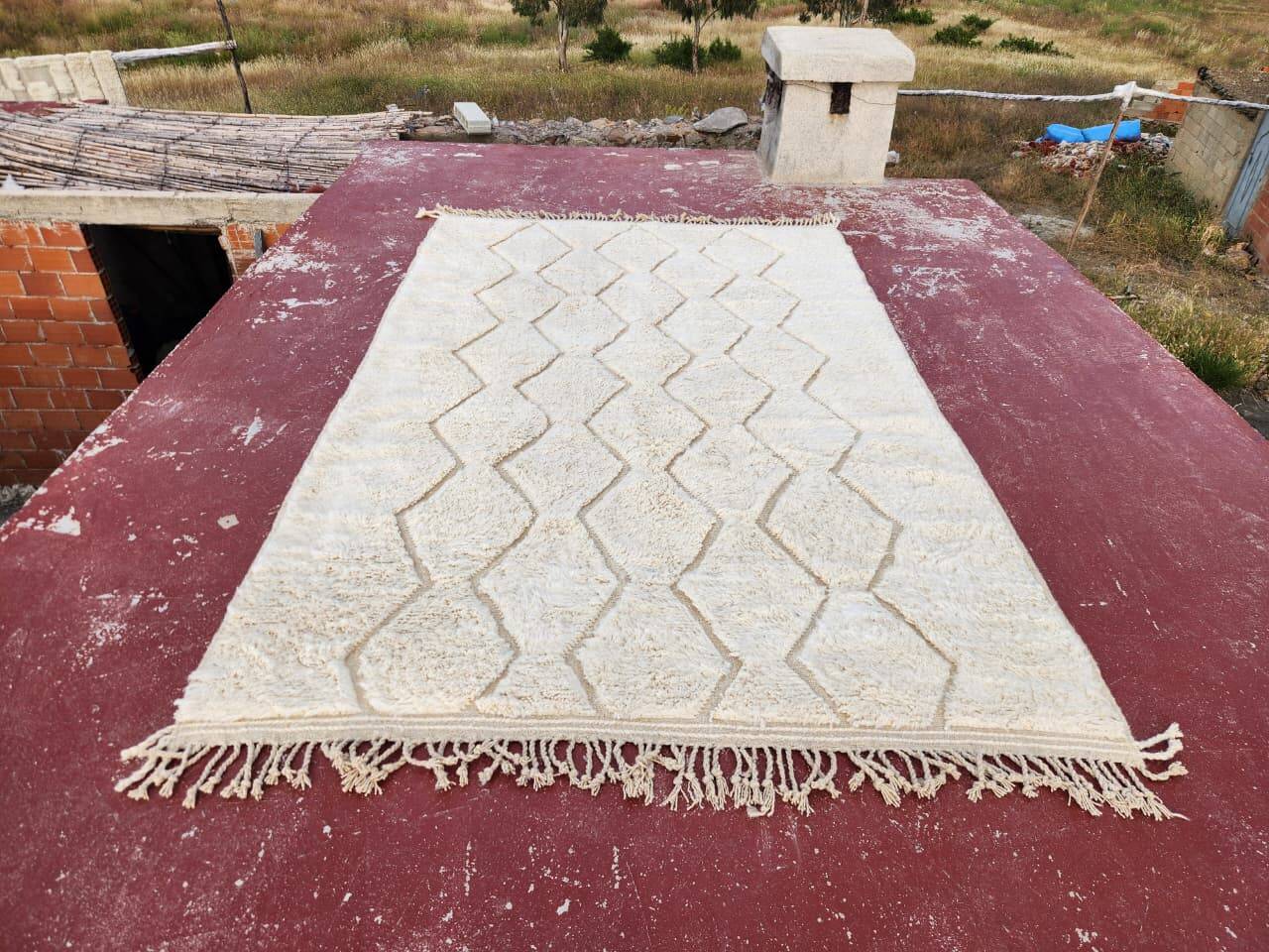 Beni Ouarain rug 300x200 cm – Natural cream wool – Diamond pattern in tone