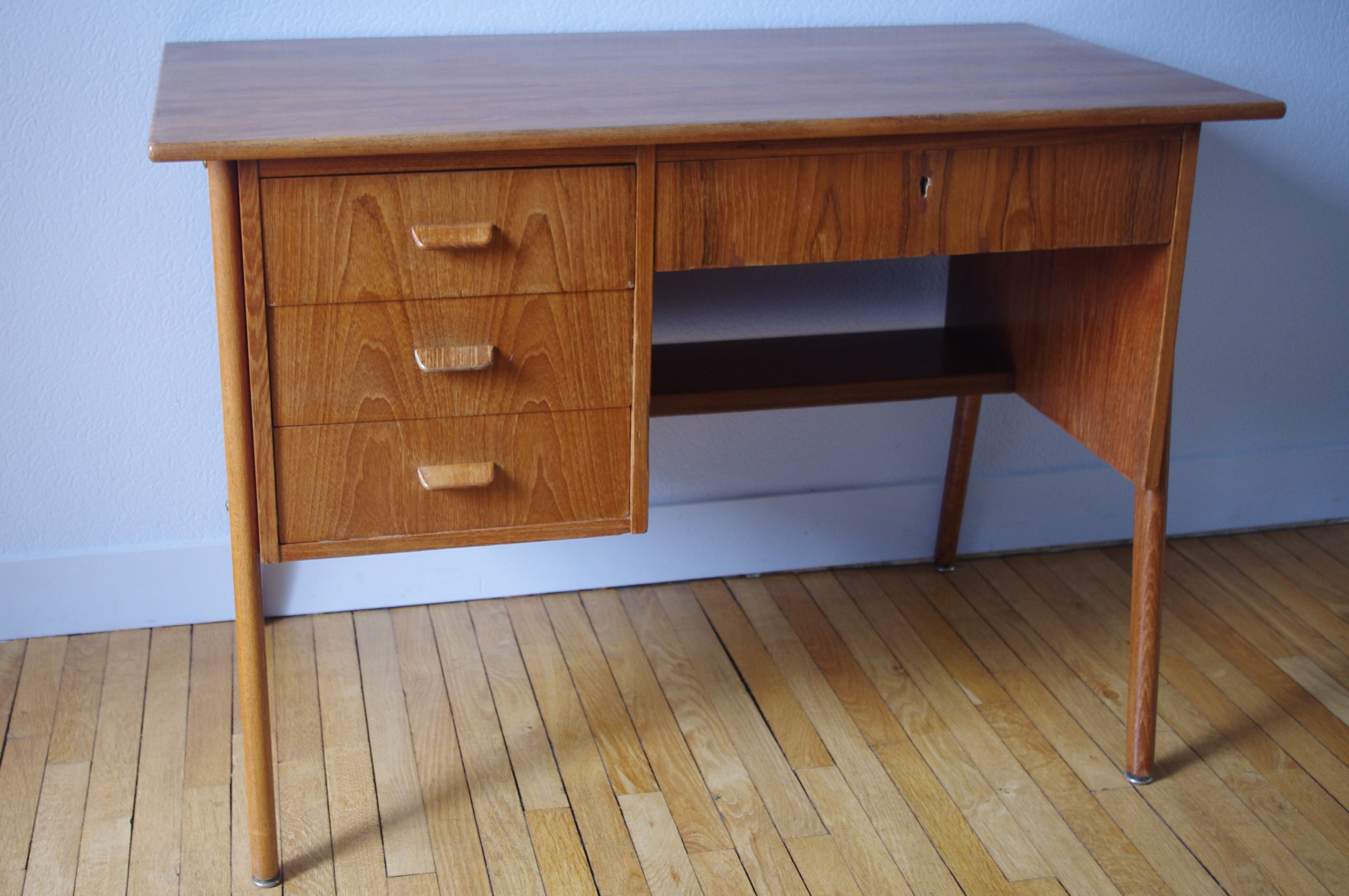 Bureau danois pieds compas