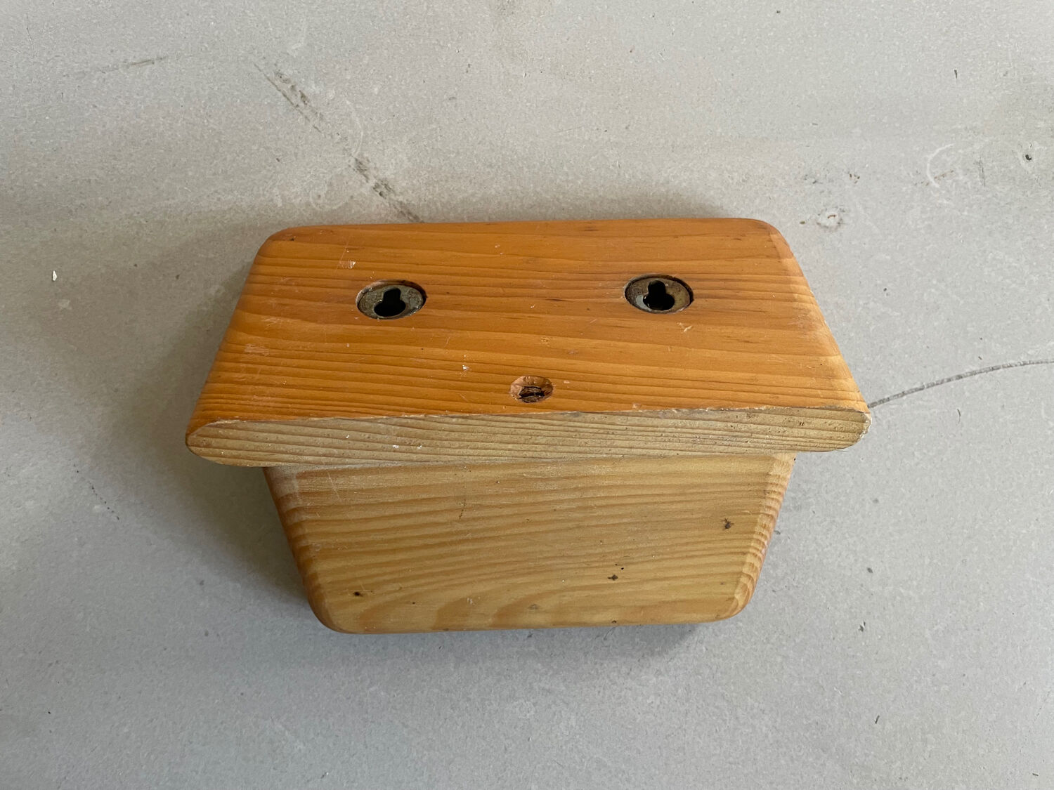 Wall-mounted wooden soap dish