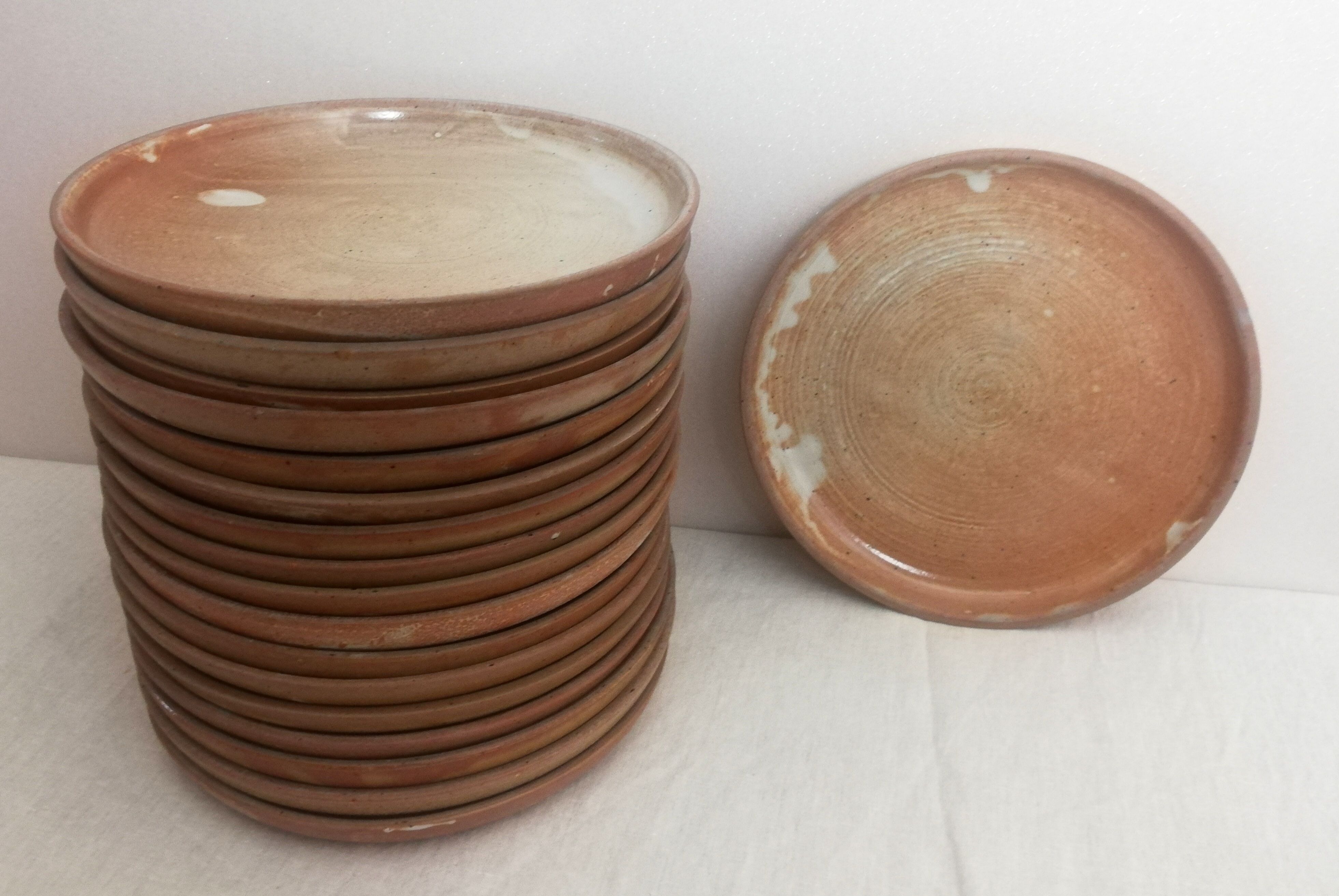 Service 18 flat plates in artisanal stoneware 60s