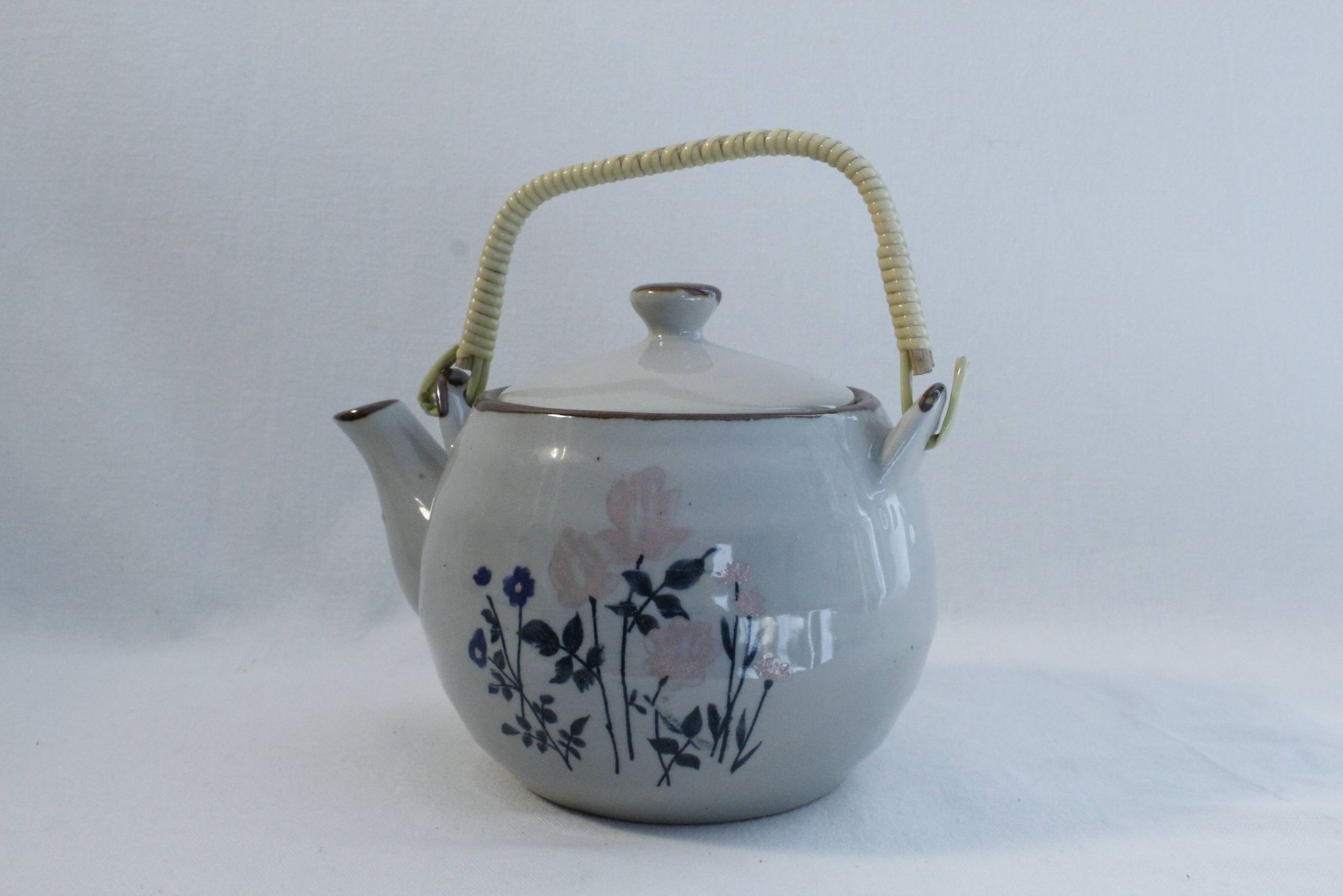Théière vintage - motifs fleuris