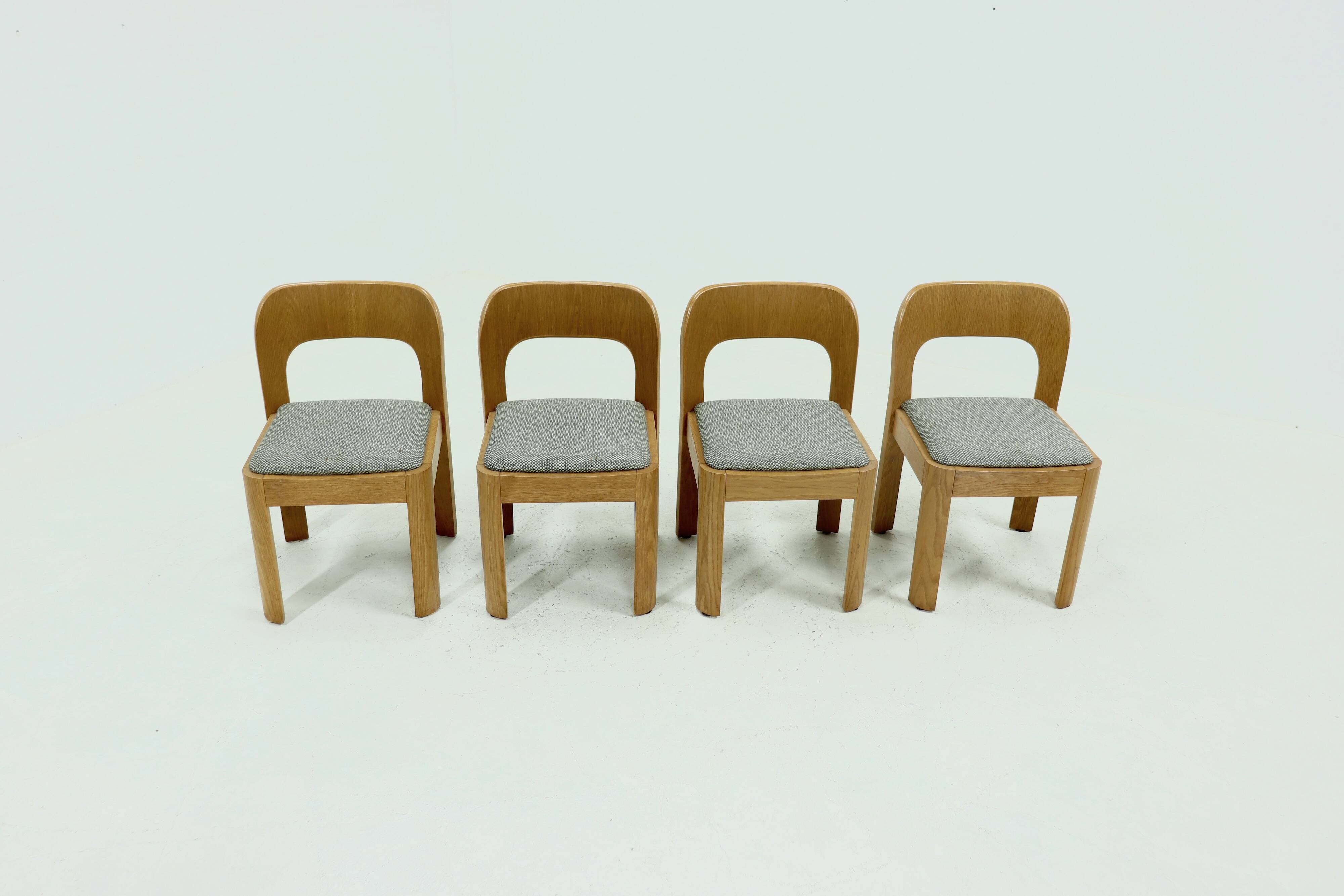 Set of 4 sculptural dining chairs in light oak, 1970s