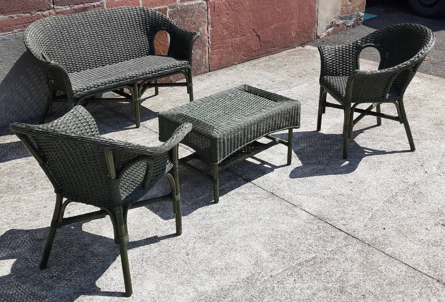 Salon de jardin complet en rotin. (Sofa, fauteuils x 2, table basse)