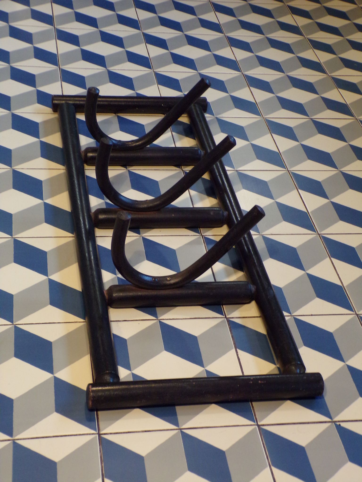 Portemanteau articulé en bois noirci