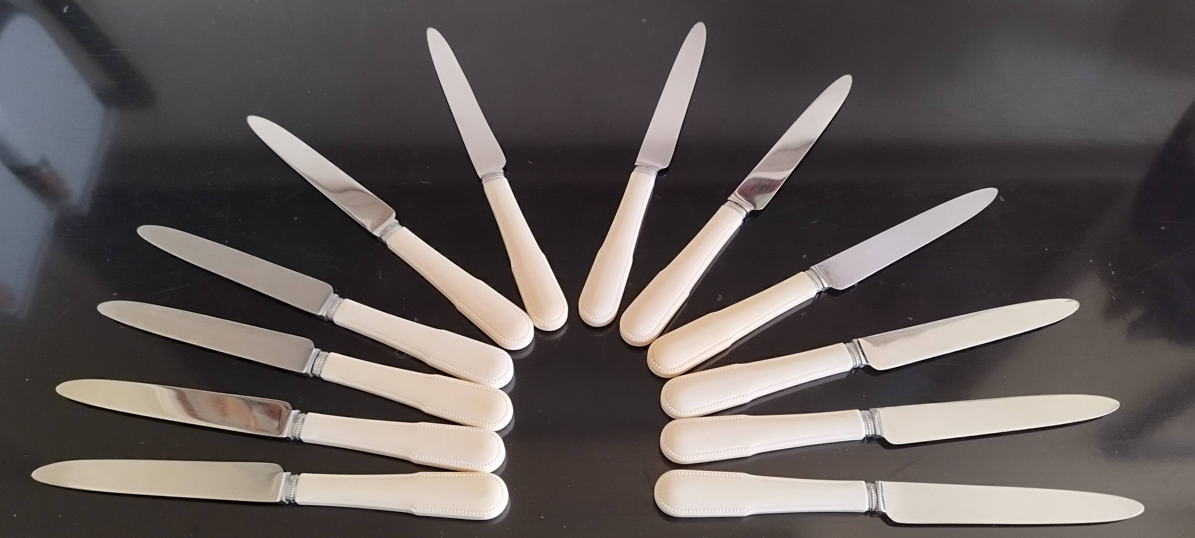 Set de 12 couteaux vintage inox et bakélite "Fleur de Lys"