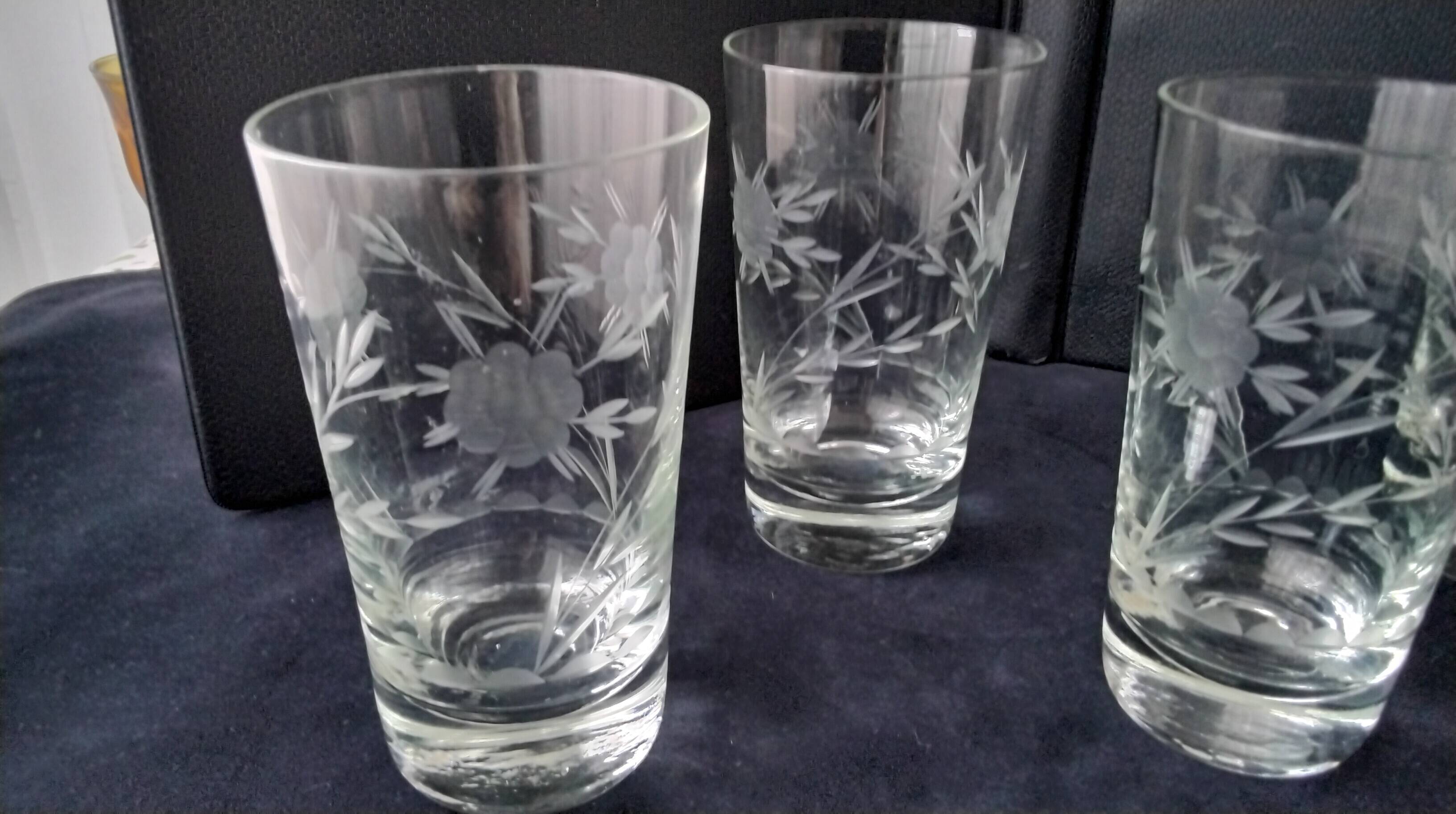 4 Verres à eau ou orangeade en verre gravé
