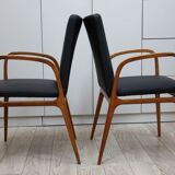 Suite de 2 fauteuils en cuir noir et bois