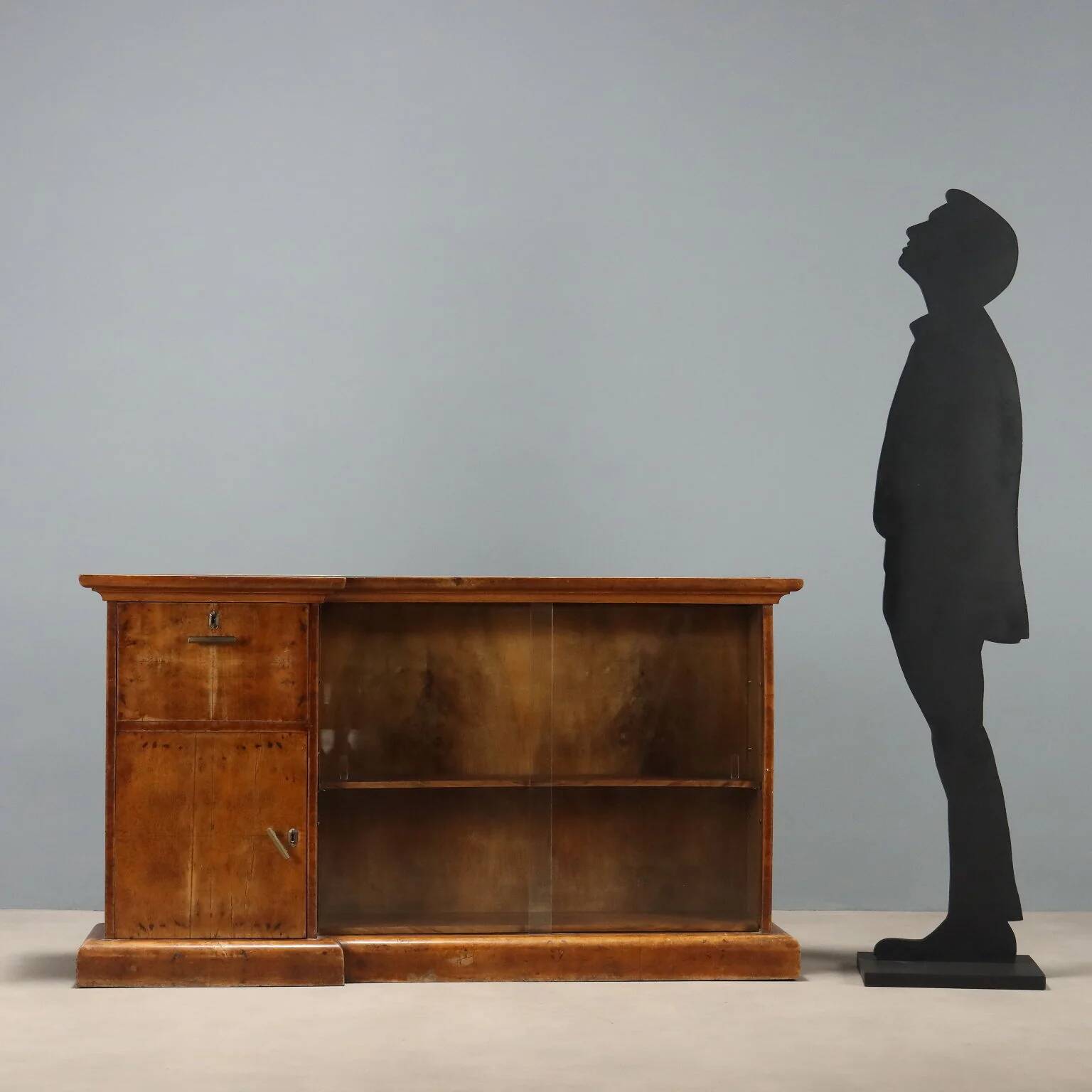 Antique Art Deco display cabinet in walnut and maple veneer, 20th century.