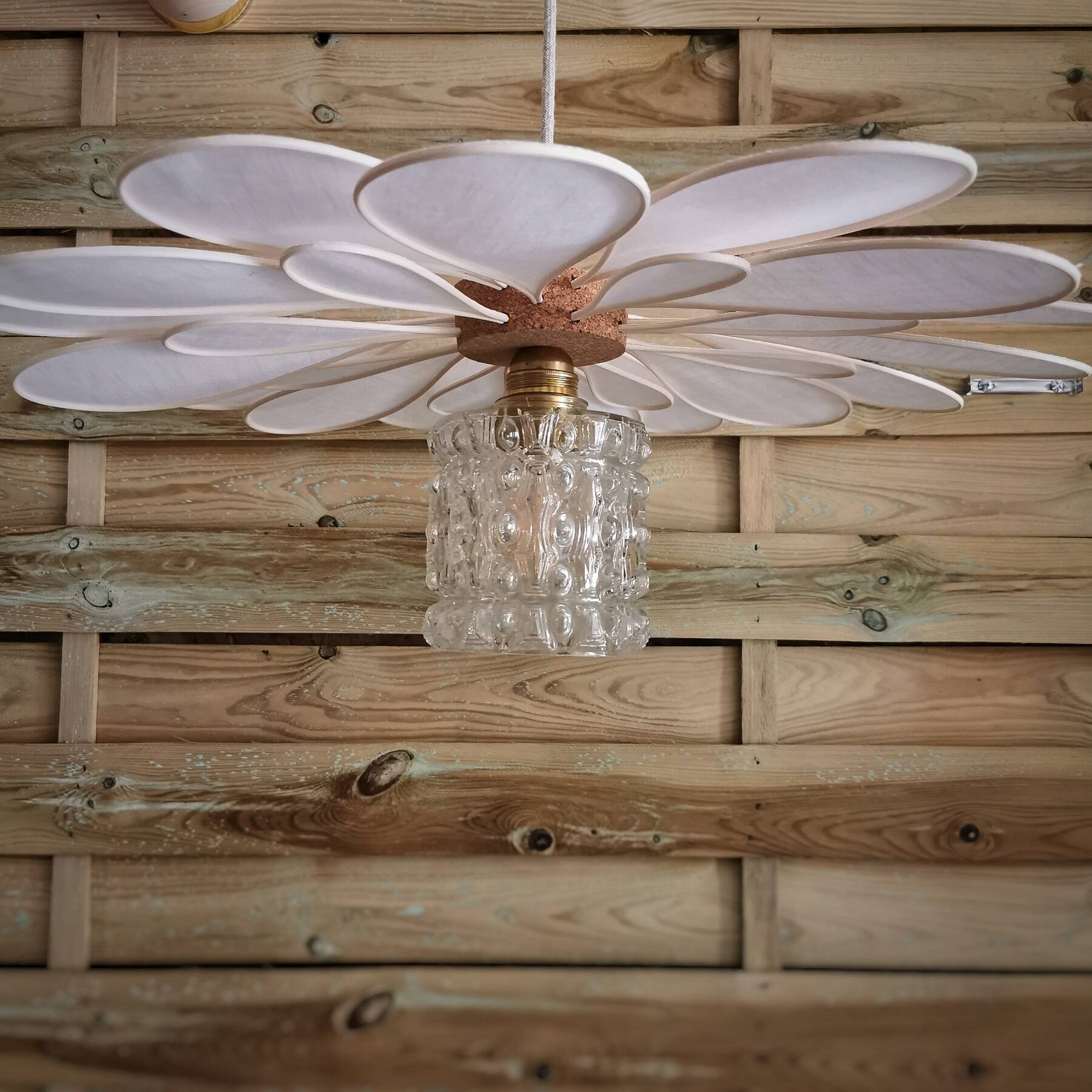 Suspension flower petals in rattan, white linen and vintage glass globe