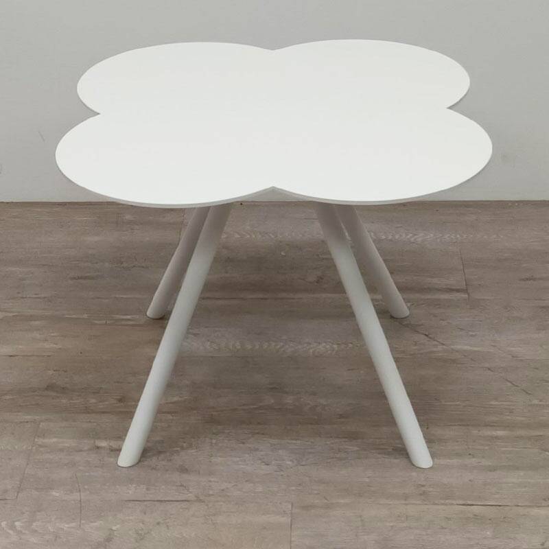 Klover coffee table by Deberenn in white metal