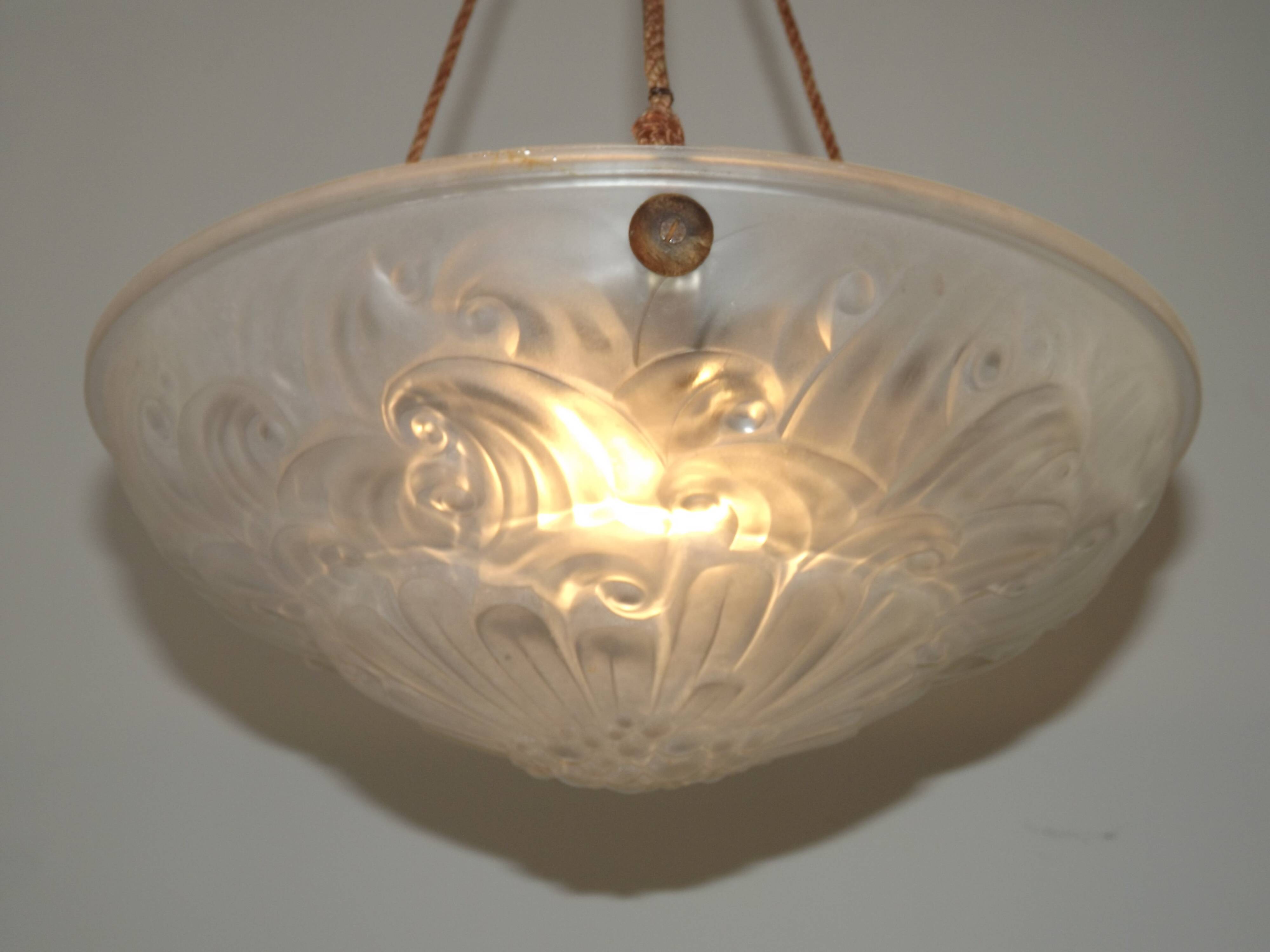Lustre en pâte de verre blanche Art Déco français signé Sousman Déposé.