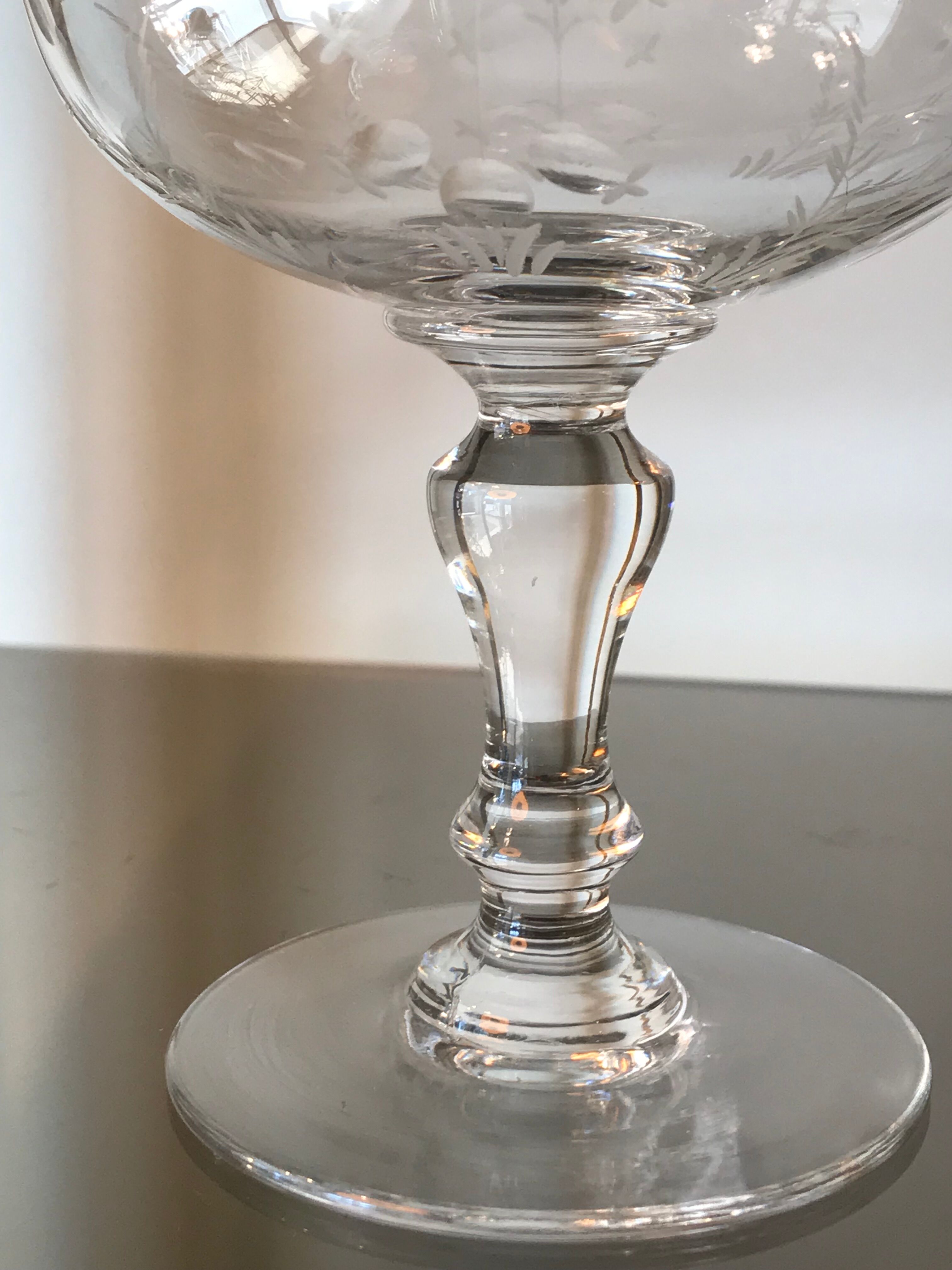 Lot of 9 champagne glasses in cut crystal engraved 1930