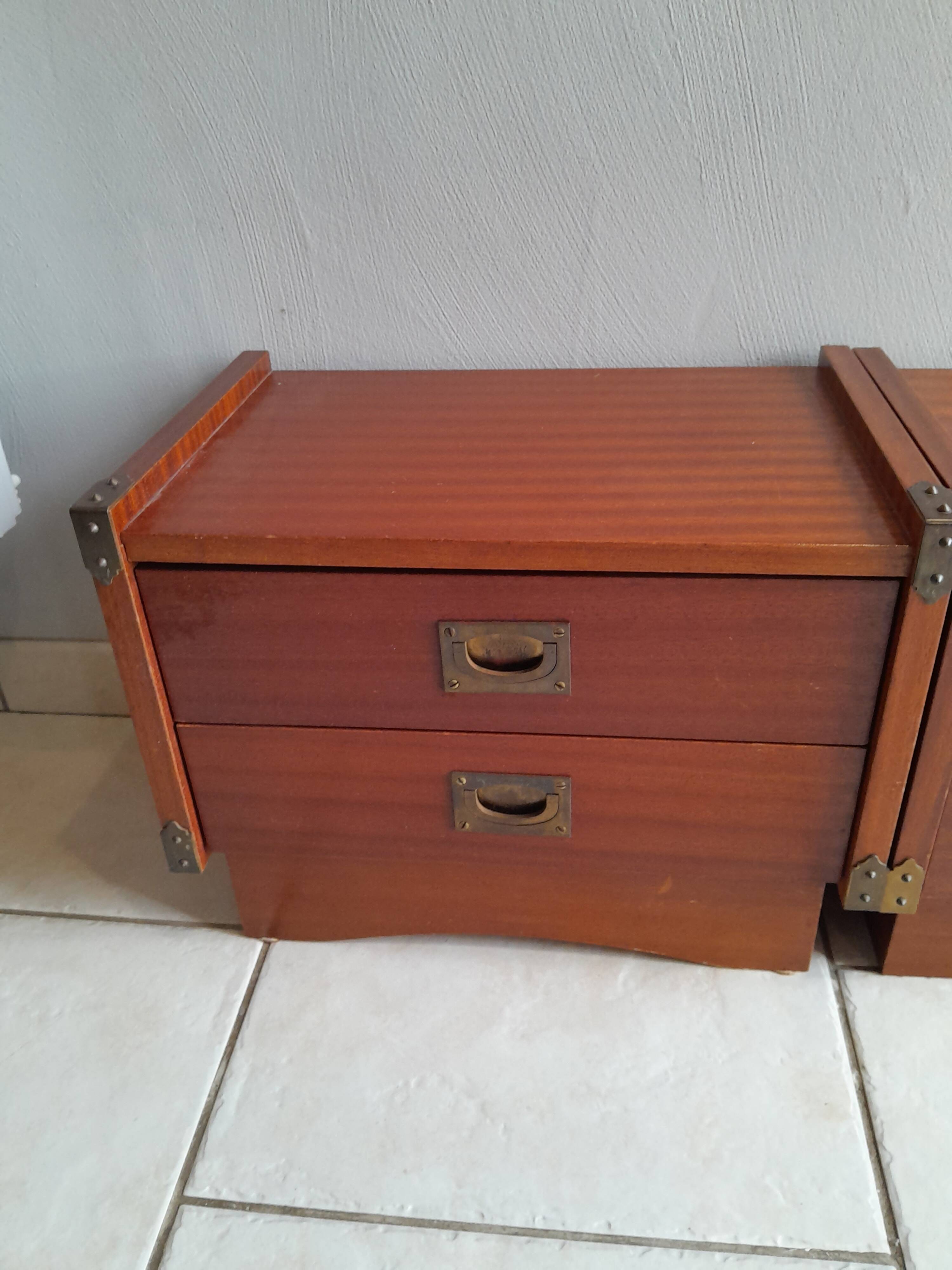 Paire de chevets années 70, modèle bateau