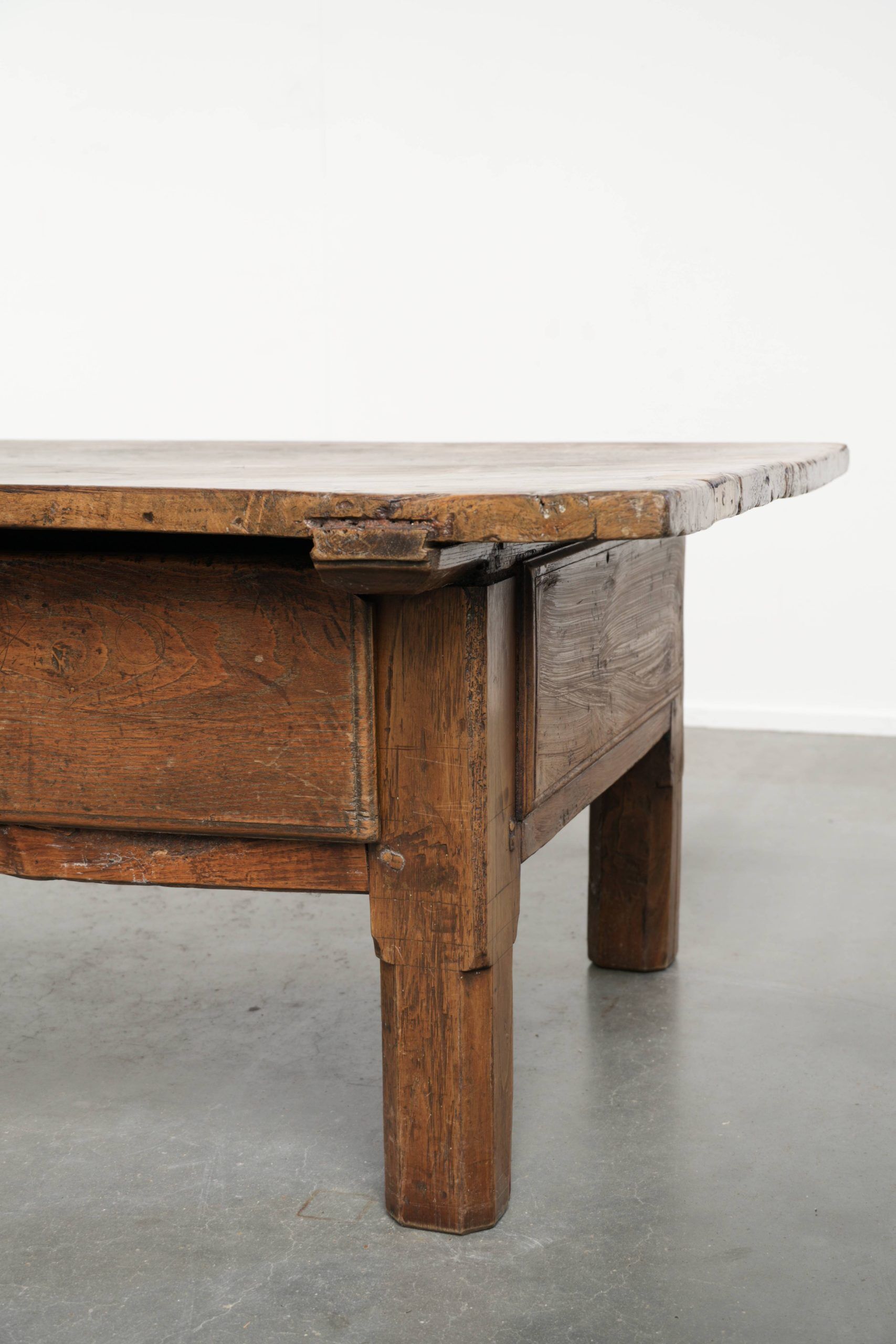 Table basse antique sud-européenne en bois fruitier avec un tiroir.