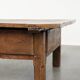 Table basse antique sud-européenne en bois fruitier avec un tiroir.