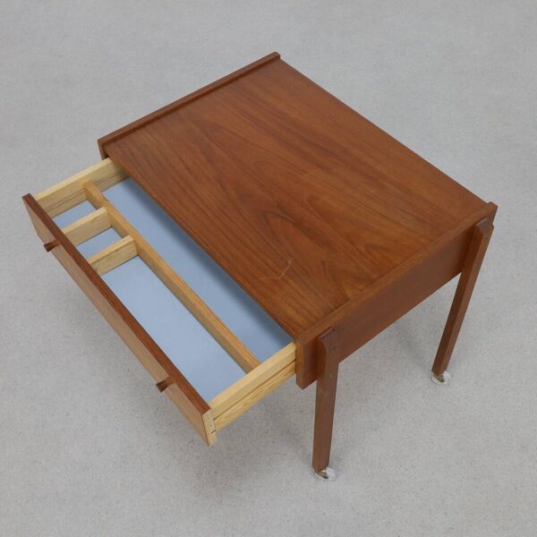 Table d'appoint avec panier en rotin, années 1960