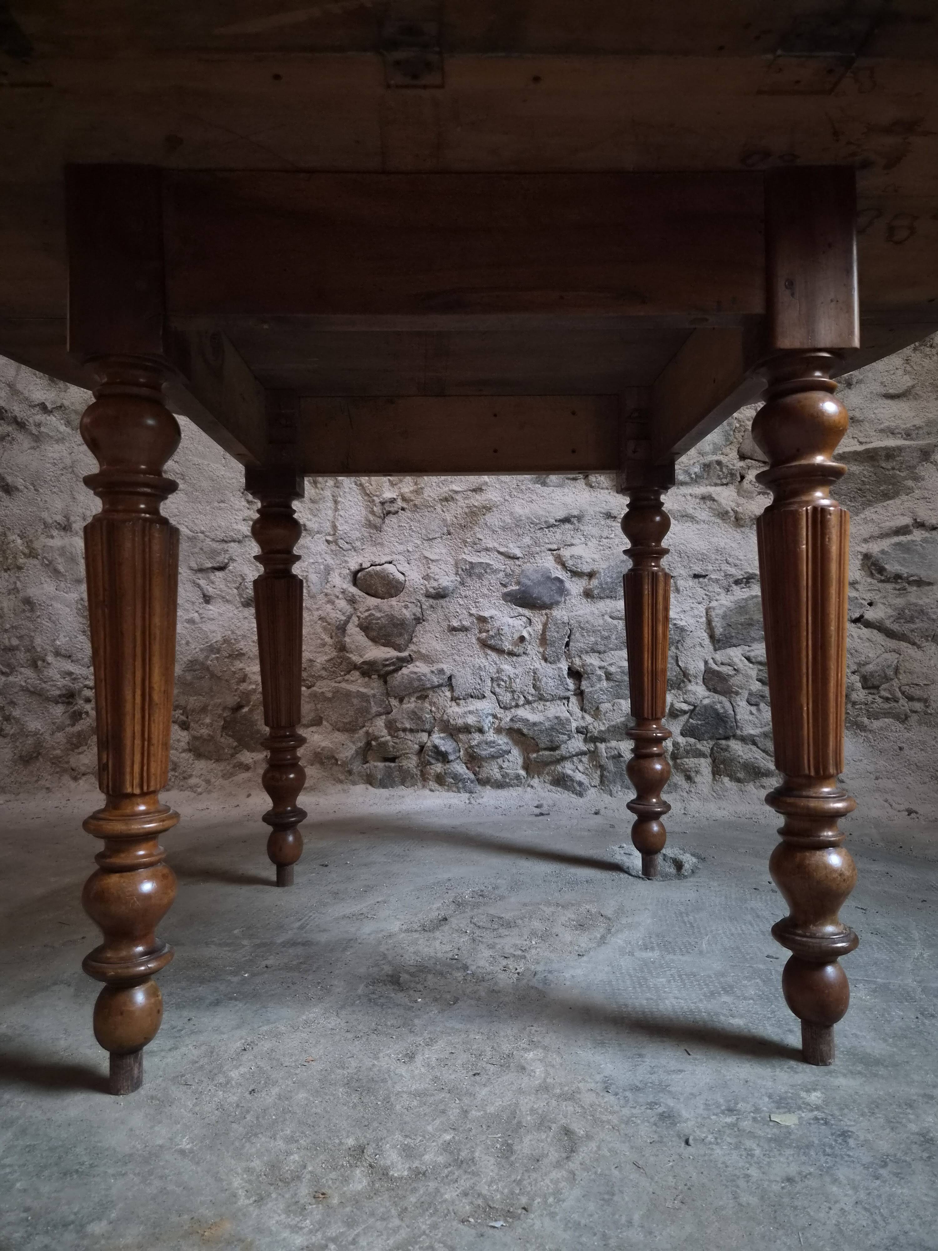 French antique round dining table in walnut, circa 1880–1900.