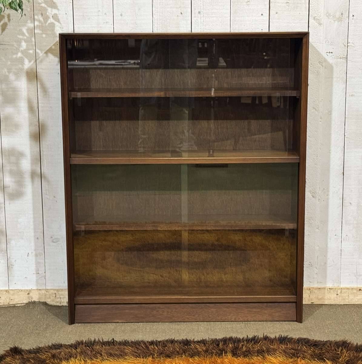 1970s English display cabinet in mahogany