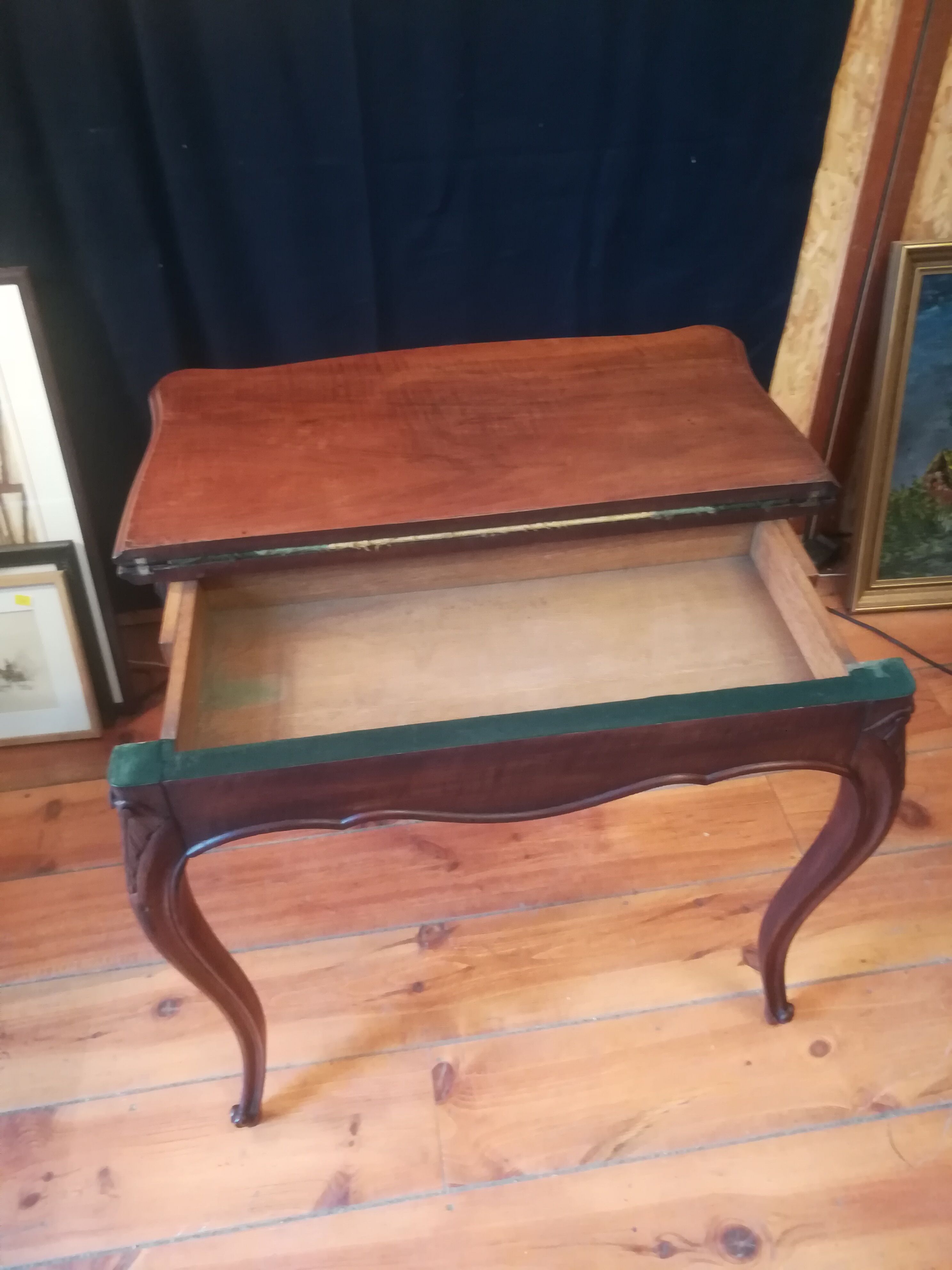 Table à jeu style Louis XV en noyer