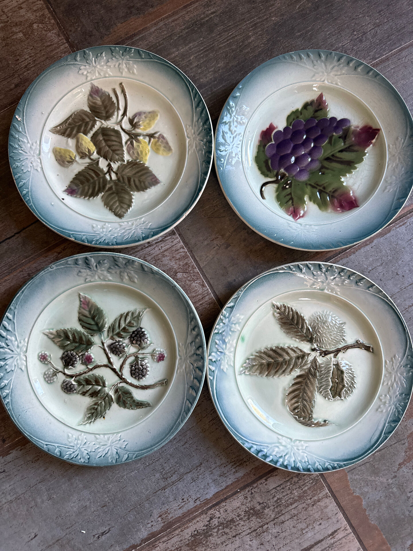 Ensemble de 4 Assiettes à dessert en Barbotine