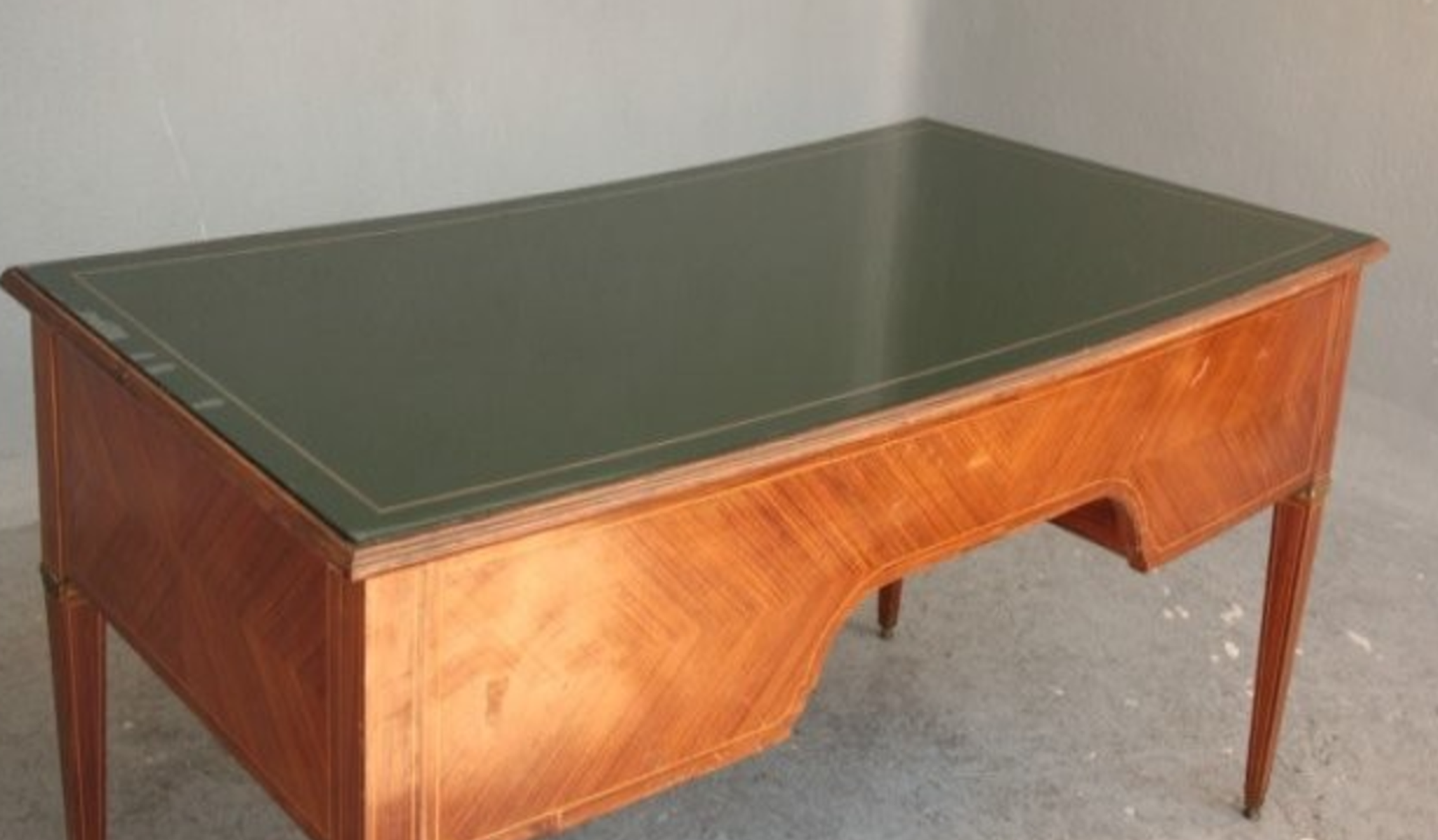 Bureau de style Louis XVI plaqué acajou