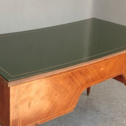 Bureau de style Louis XVI plaqué acajou