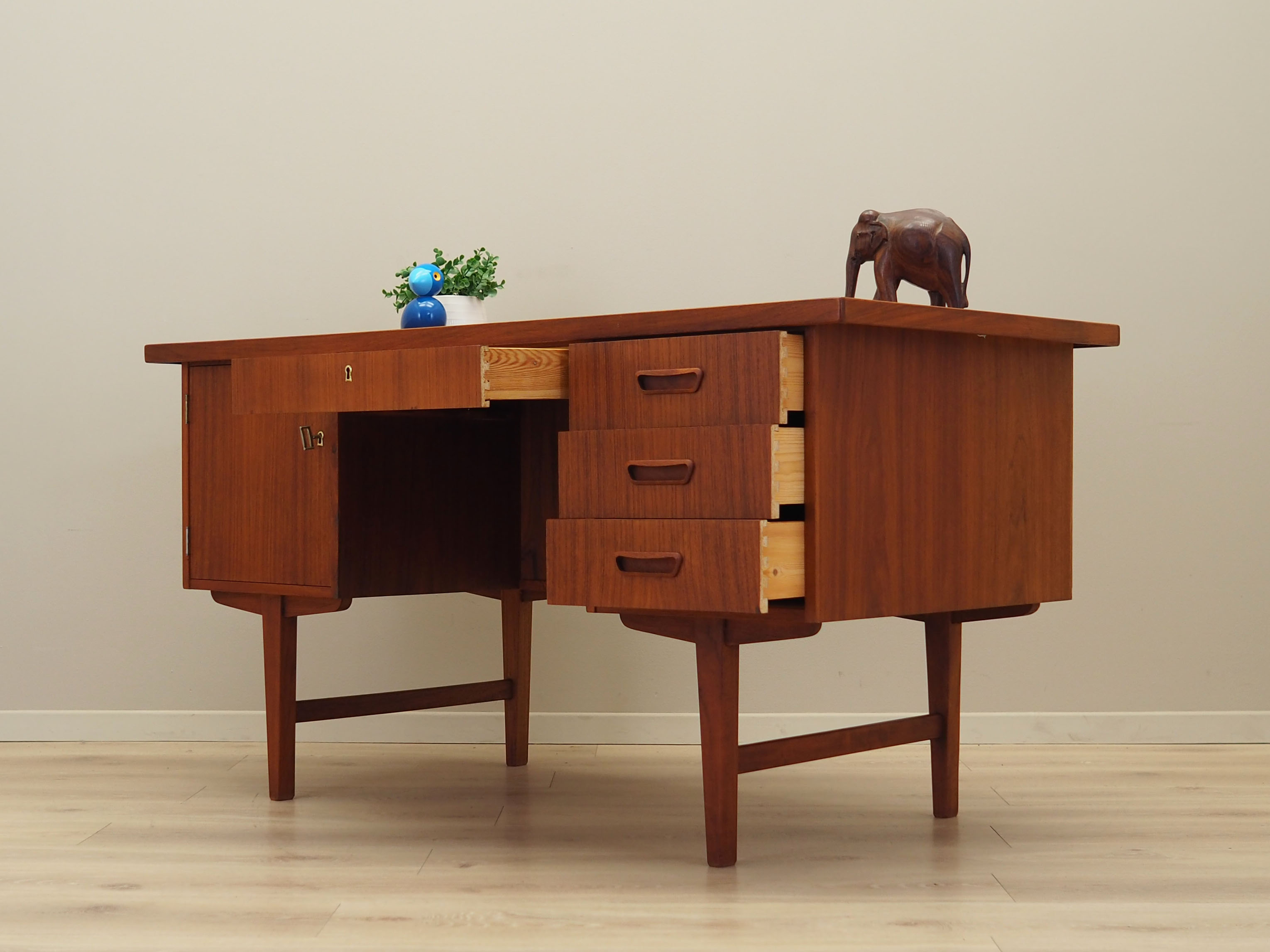 Teak desk, Danish design, 1970s, production: Denmark