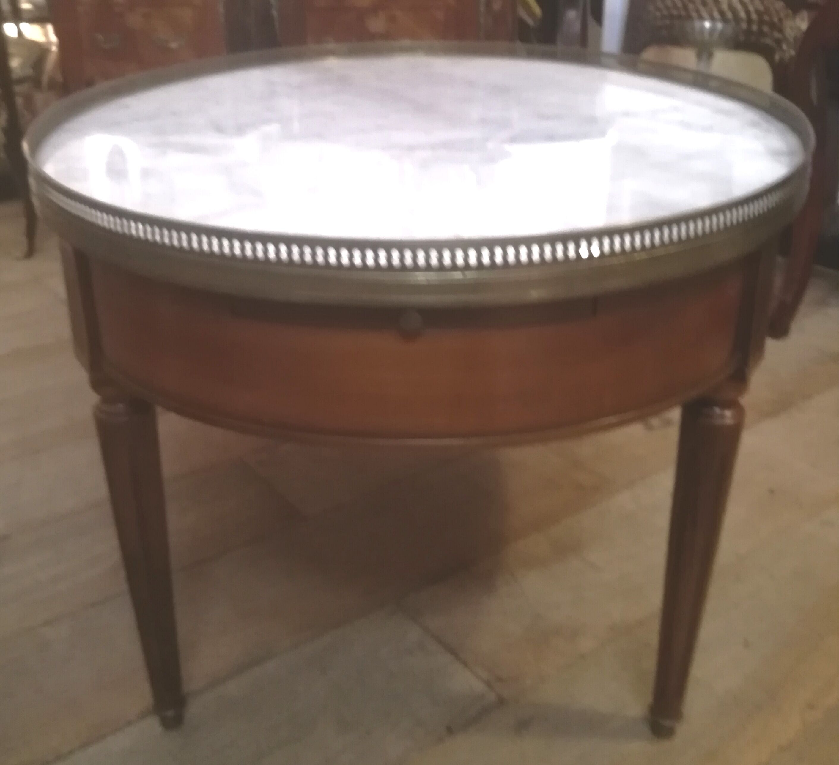 Oval hot water table in cherry and marble
