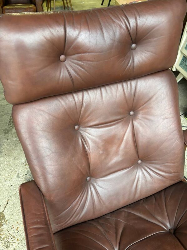 Fauteuil cuir et bois scandinave Fauteuil Kengu Elsa & Nordahl Solheim- Rykken