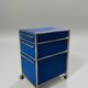 Caisson USM Haller M63 bleu mat – 3 tiroirs sur roulettes – design suisse
