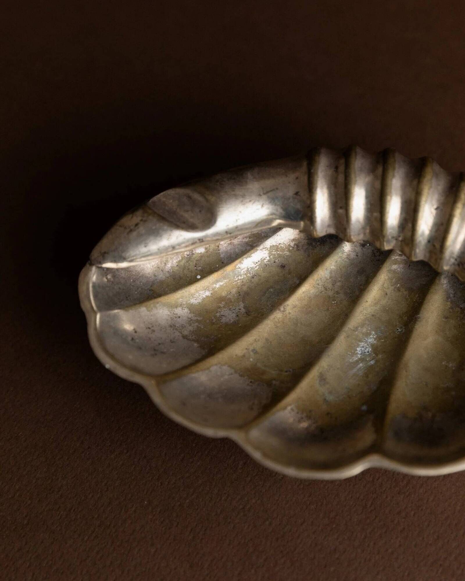 Argent metal ashtray in shell shape with feet – 1960s Italy vintage decor, gift idea for her