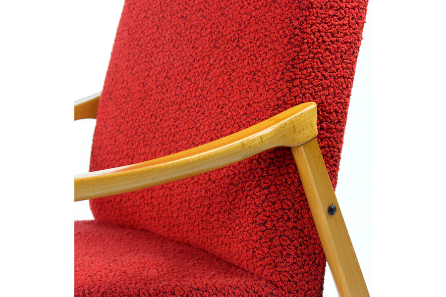 Ensemble de 2 fauteuils du milieu du siècle en hêtre clair & tissu rouge par Interier Praha, Tchécoslovaquie 1971