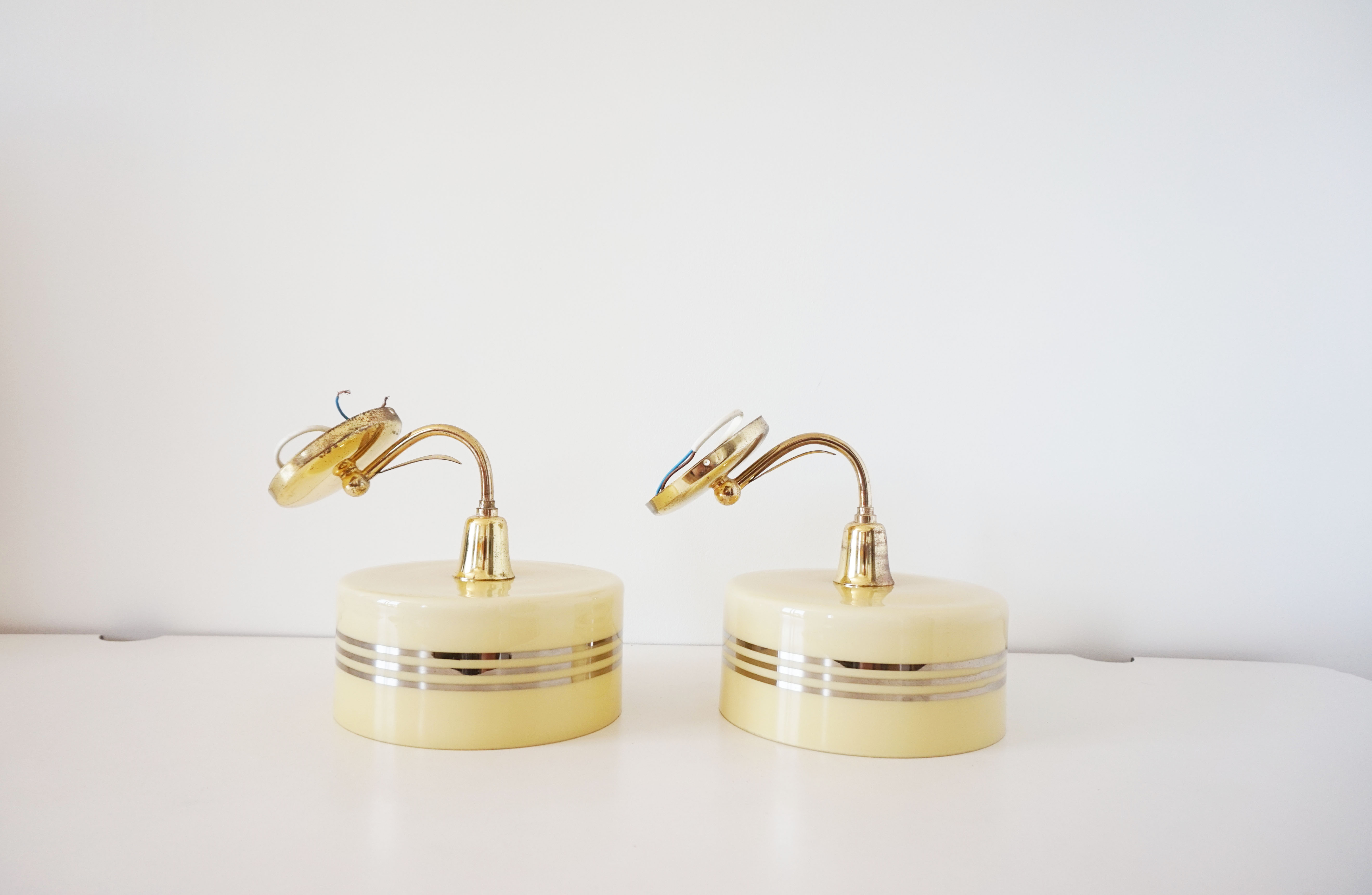 Paire d'appliques globe opaline jaune et doré