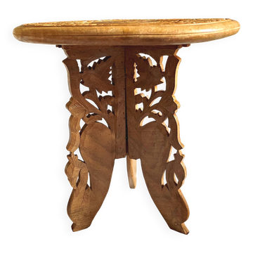 Petite table d’appoint ancienne – bois sculpté et marqueterie