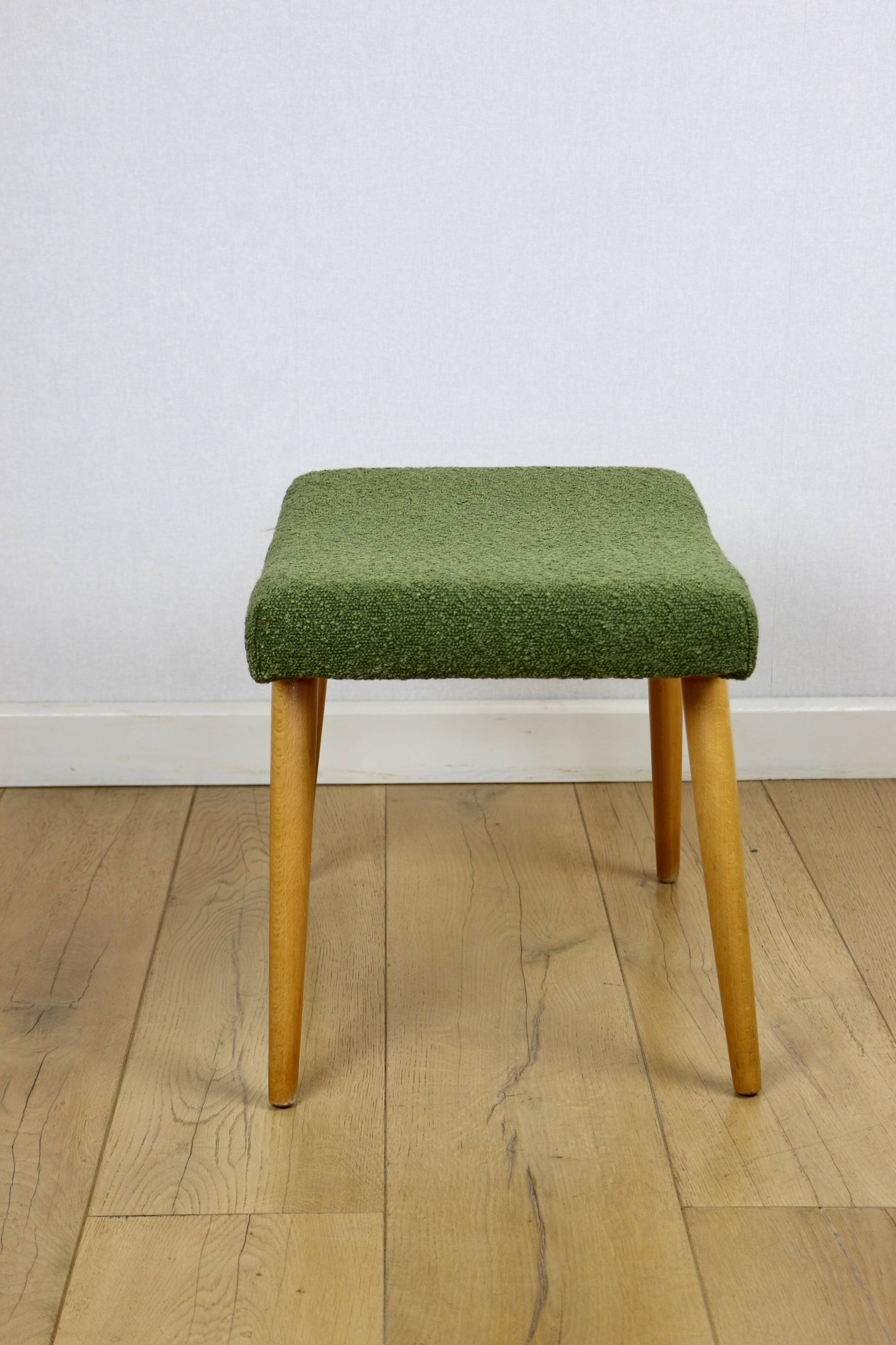 Tabouret à assise en boucle large vert-olive - pieds ronds en hêtre