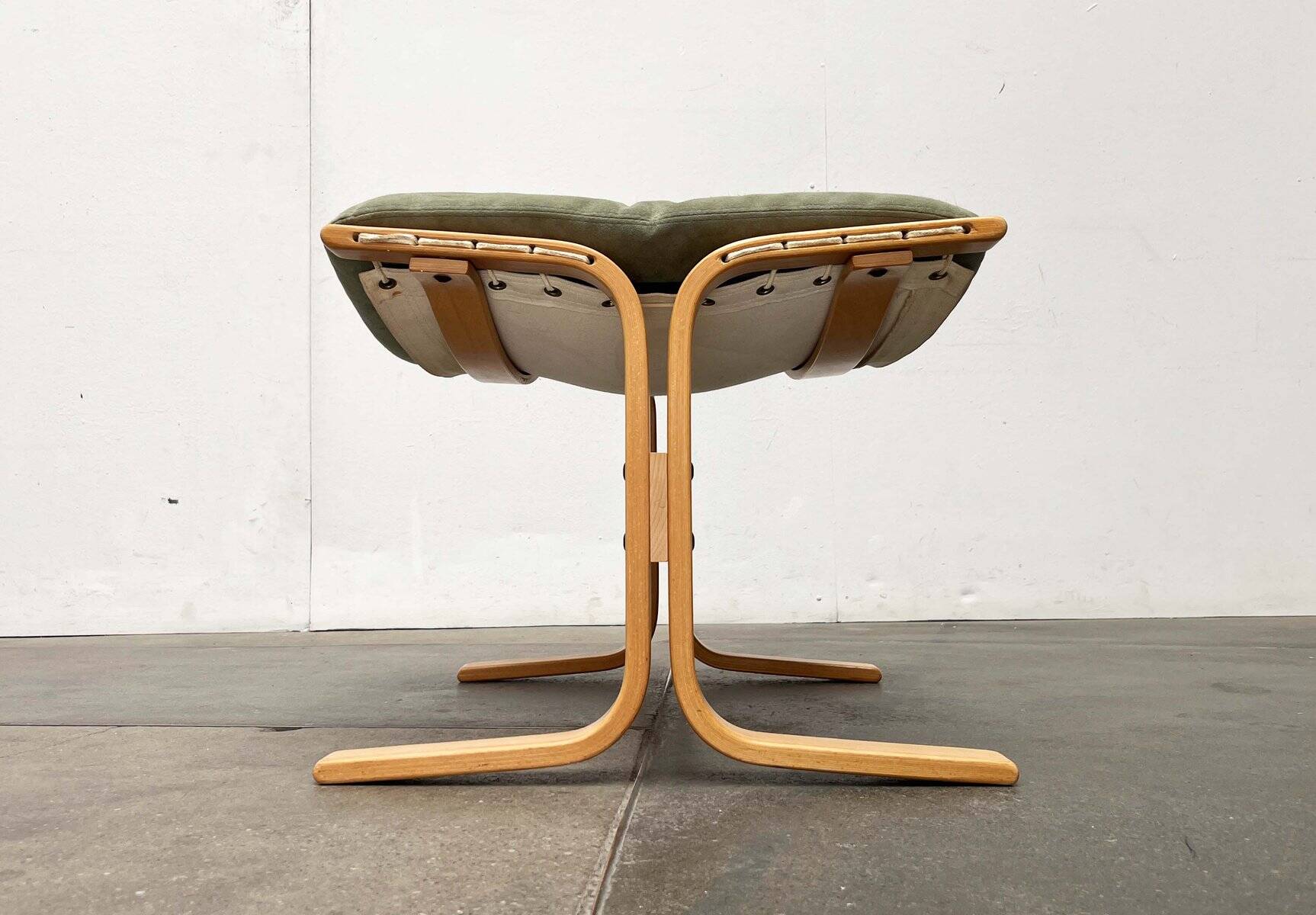 Mid-century Norwegian Siesta pouf in nubuck leather by Ingmar Relling for Westnofa, 1960s.