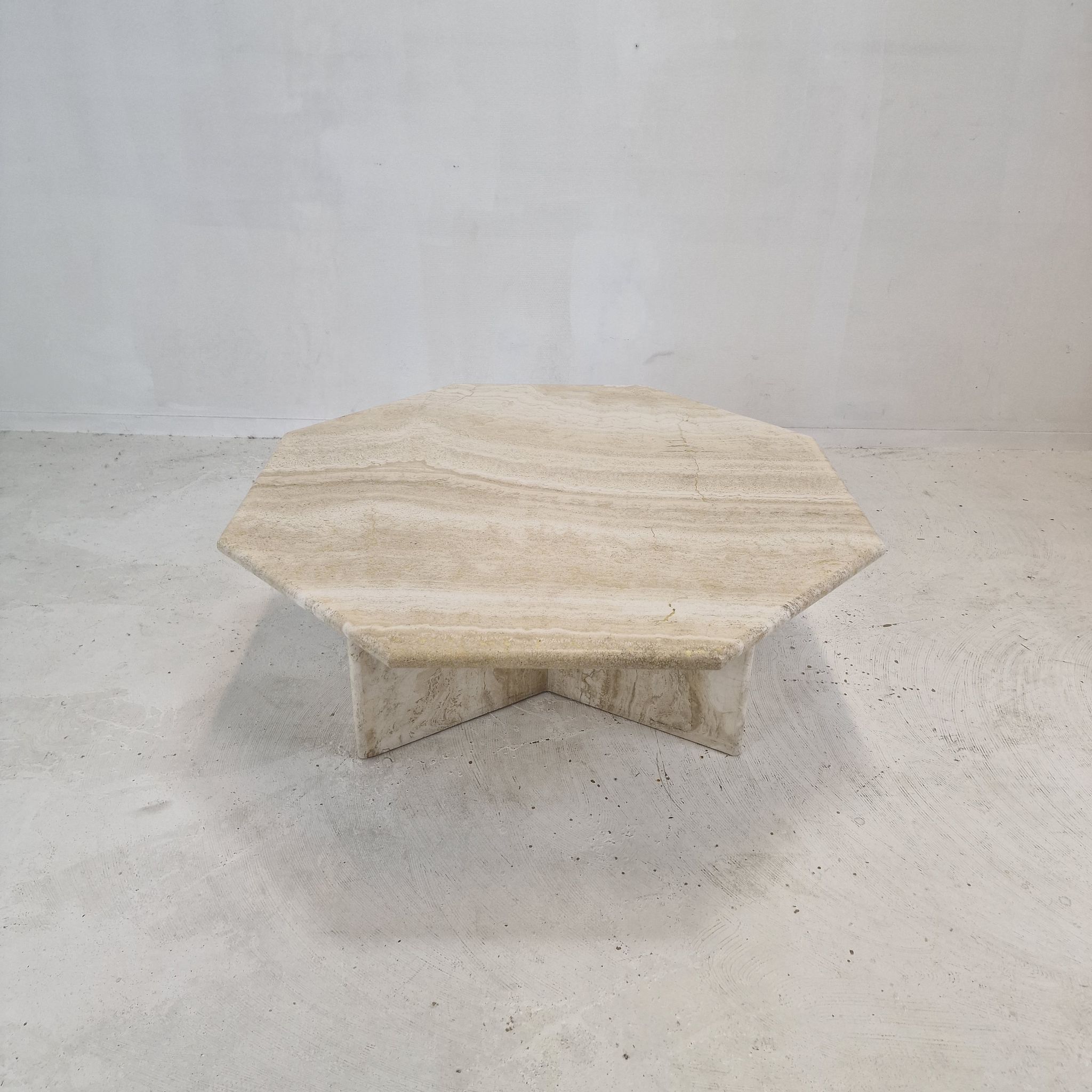 Table basse octogonale italienne en travertin, années 1980.