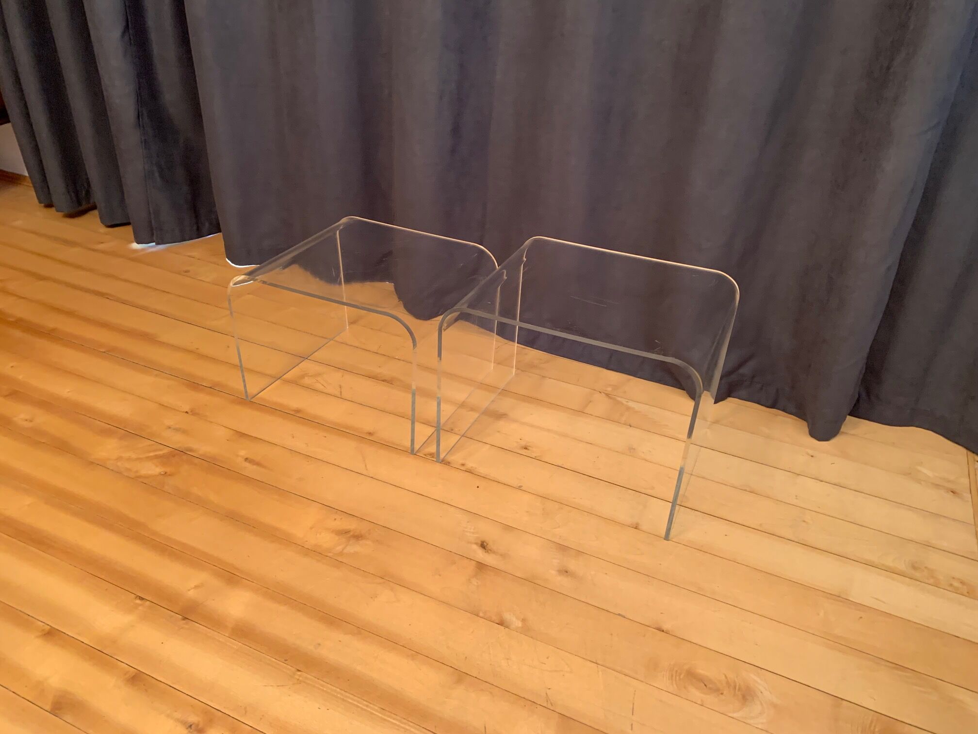 Une paire de tables Lucite des années 1970
