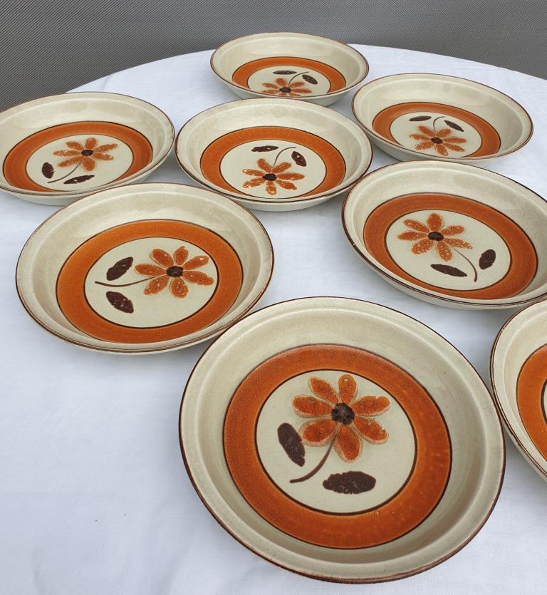 Set 11 plates 1970 Revernay Sarreguemines orange and brown on sandstone background