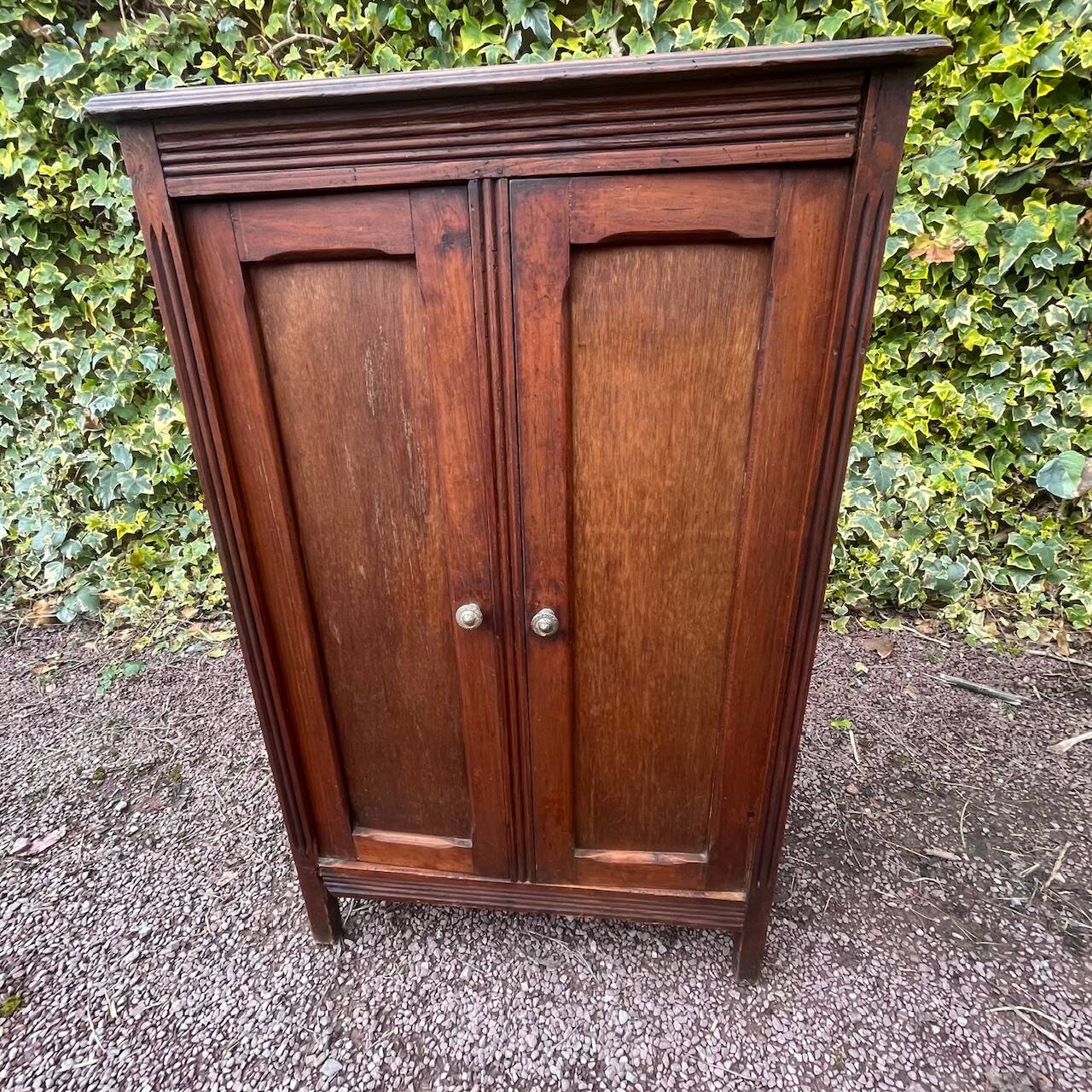 Small cabinet with 2 doors