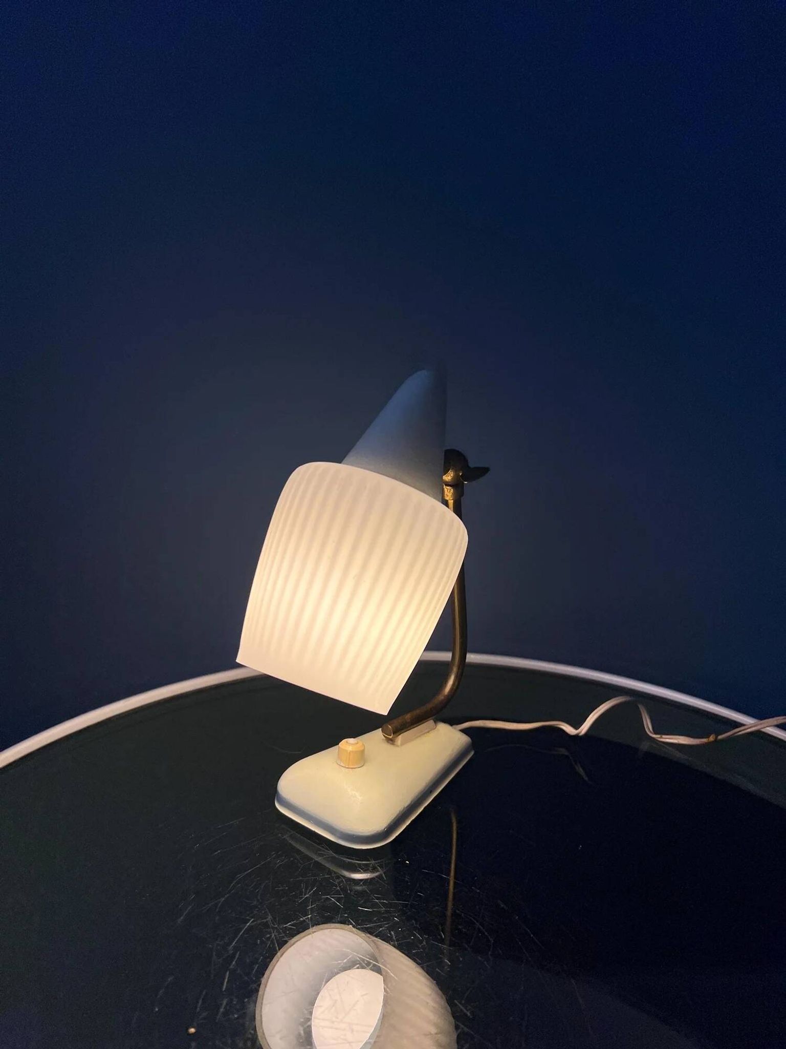 Lampe de bureau en verre opalin de style Art déco du milieu du siècle