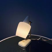Lampe de bureau en verre opalin de style Art déco du milieu du siècle