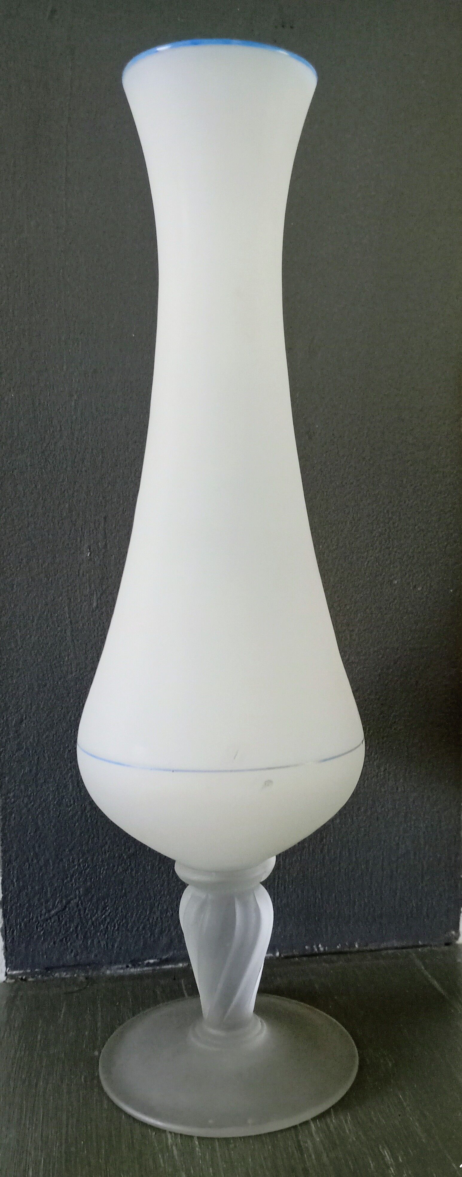 Vase en opaline satinée