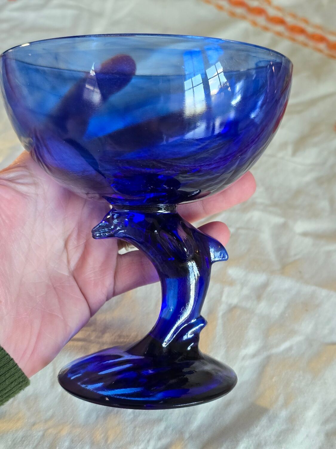 Coupe vintage La Rochère bleu cobalt sur pied