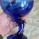 Coupe vintage La Rochère bleu cobalt sur pied